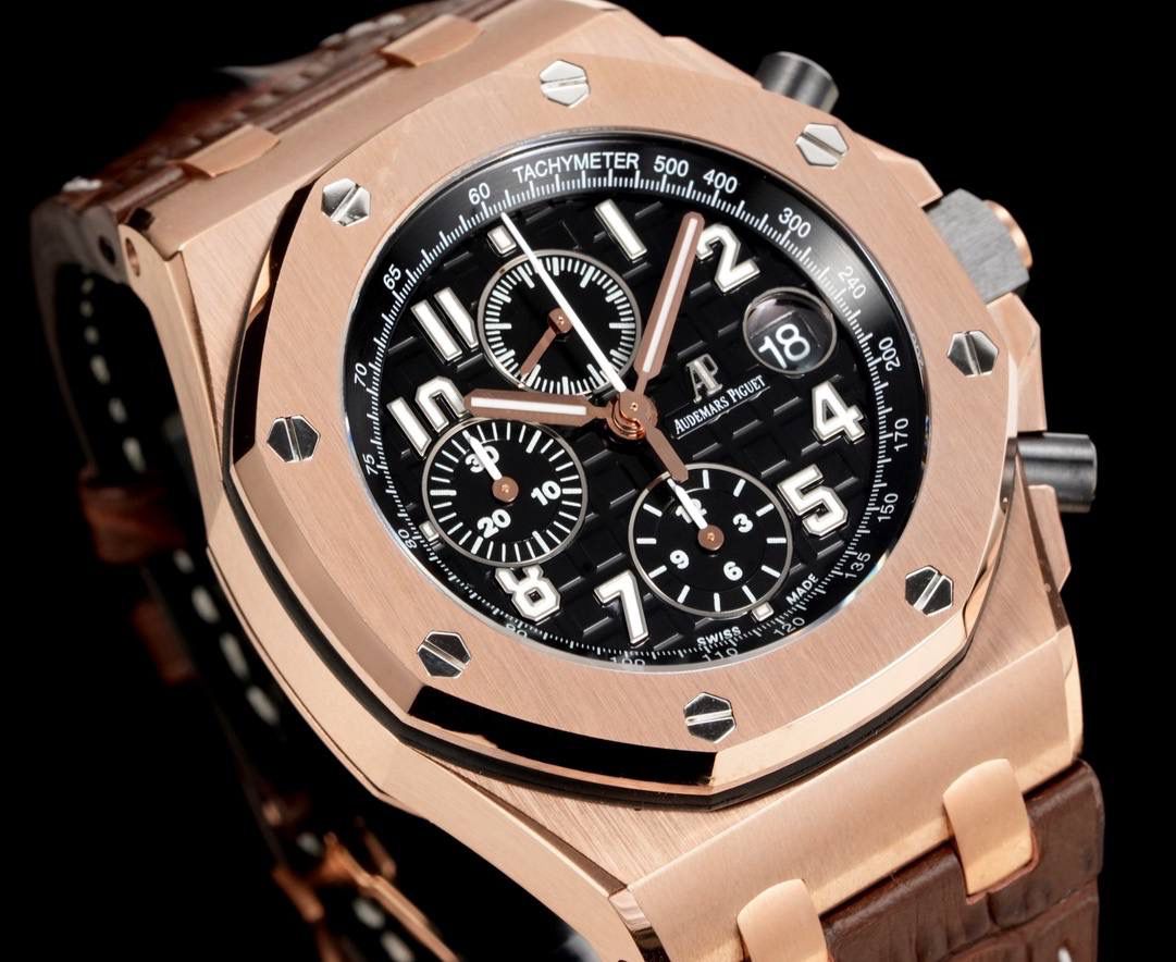 TK Factory皇家橡树离岸型26400/26238/26470系列正式登场！款式最全，做工最好的爱彼计时款腕表来了，有做工好的顶级货，廉价的小厂货就别去考虑了！ 1，机芯采用12位小秒的定制版3126计时机芯，完美还原原版所有功能。经过精密打磨，大大加强了其稳定性。 2，其中碳纤维系列表壳采用全新碳纤维复合材料——「Carbon TPT® B.4」打造，这种高科技材料比常规 Carbon TPT® 密度提高4%，纤维硬度提升15%，树脂强度提升30%，材料结构经过各项异性优化，保持轻盈同时无比坚韧，提供迄今最强的抗冲击性能。 3，字面颜色均采用目前最先进电镀技术，非几年前的简单喷漆技术。每一个巧克力格纹装饰，通过CNC级别打磨，无限接近原版。 4，同步原版搭载微微活动头粒，胶带采用进口氟橡胶材质，皮带采用美洲鳄鱼皮材质，更加耐磨耐造。