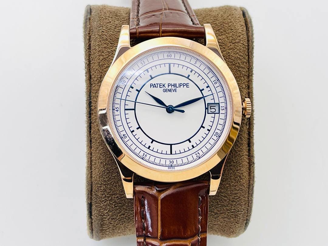 经典再续 百达翡丽古典表系列——5296-001．铂金V4升级版😍🤩细节方面： 1⃣️全新904L打造整体壳套，完善表壳细节，提升打磨质量，独家还原出正品的完美比例和特有质感。日历窗口改大小与正品一致，而非普通正常窗口！ 2⃣️刻度，指针采用最新的贵金属电镀技术加持，效果更佳出彩！ 3⃣️“锅盖型”微凸蓝宝表镜，版型与正品一致，效果通透，辨时清晰。 4⃣️【引领一体机时代】采用定制版Cal.9015改324机芯，超薄稳定性强！ 5⃣️【表带】经典意大利小牛皮表带，纹路清晰，质感上乘。针式表扣打磨齐整光亮，通用原装无压力。