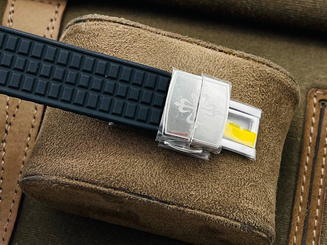 最强版本来袭 百达.翡丽AQUANAUT女装款石英系列，打造市面最佳副本，带来全网最佳体验，英姿飒爽，典藏奢华！欢迎女神品鉴！ 1⃣️【表壳】 1.腕表尺寸35.6 毫米X 9.5毫米！圆润的八角形表壳与原装一致，保持着复古的造型和精湛的做工。 2.旋入式把头设计和实心底盖结构吻合与原版。 3.表圈镶嵌46颗顶级施华洛世奇水晶（1克拉）表壳镶嵌88颗顶级施华洛世奇水晶（1.91克拉） 2⃣️【精彩细节】 1.采用与原装一致的天然复合橡胶（Tropical）材质，经久耐磨，可抵抗海水侵蚀和紫外线辐射。 2.完美克隆Aquanaut经典式折叠式表扣，即使在非常细小的拐角处上也做有倒角润饰，确保还原正品般的舒适感。