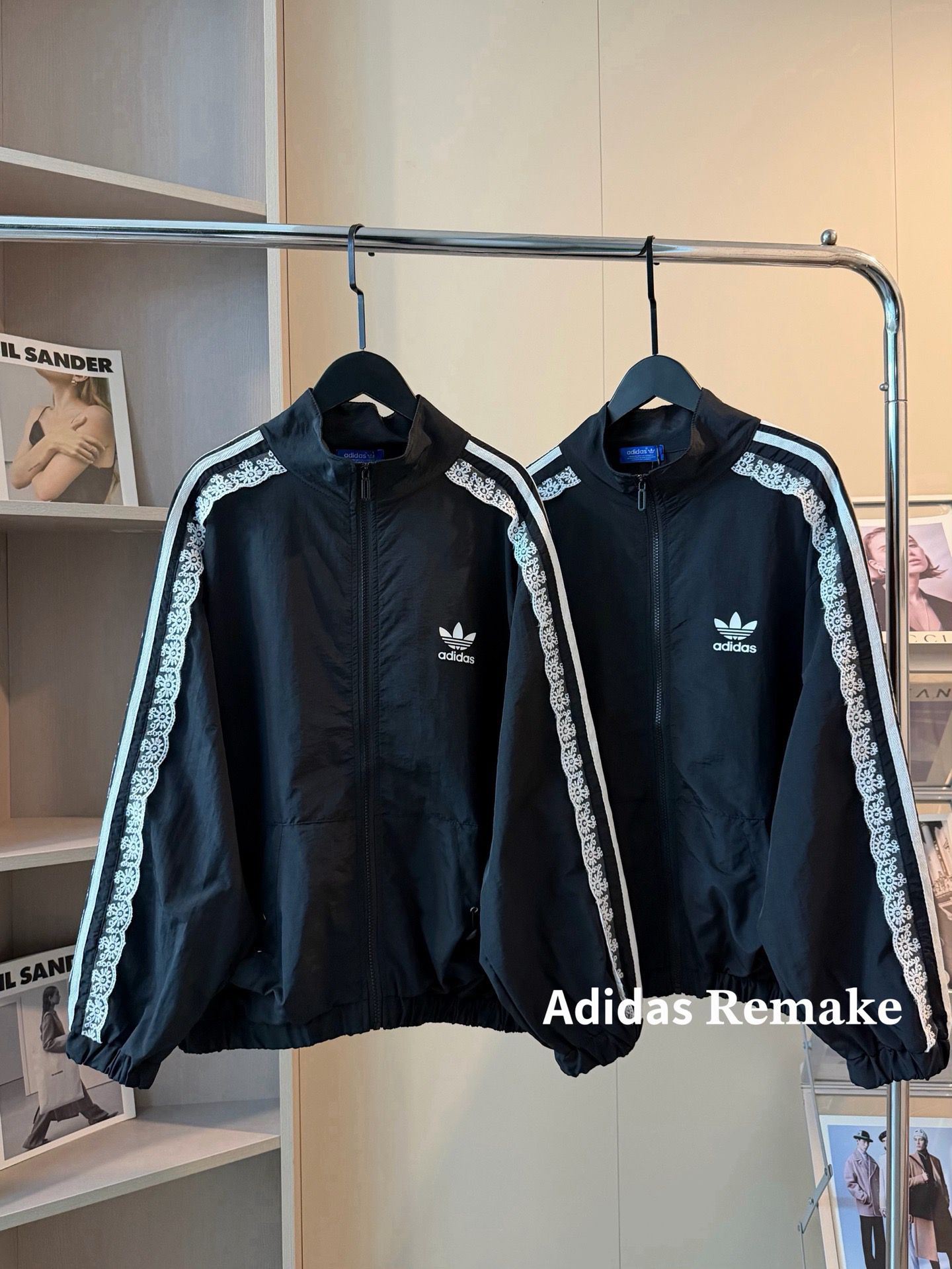 $ 260件。𝗔𝗱𝗶𝗱𝗮𝘀 𝐑𝐞𝐦𝐚𝐤𝐞三葉草古著限定蕾絲花帶短款拉鍊夾克外套