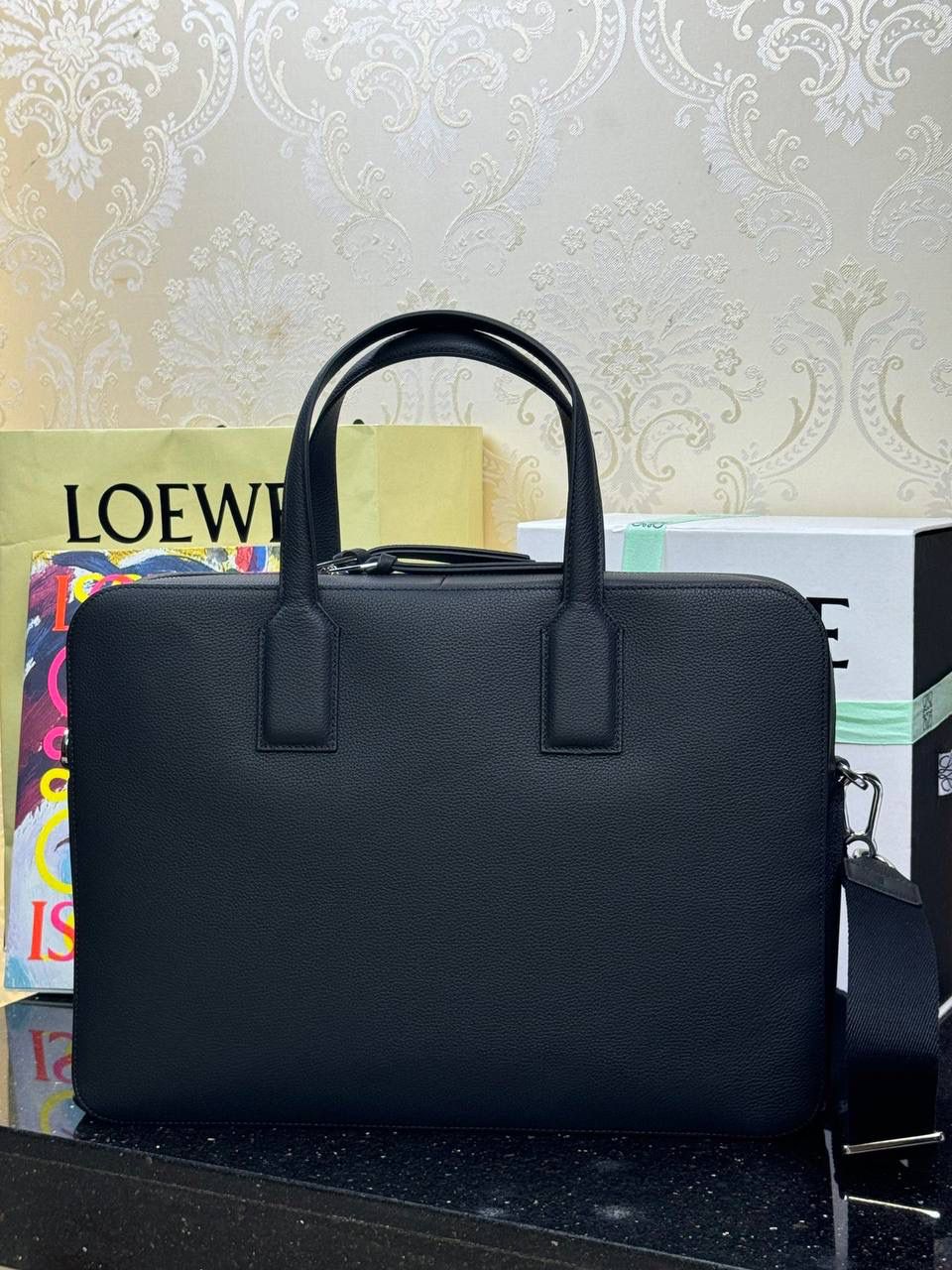 👉🏻牛皮【𝐺𝑜𝑦𝑎薄款公文包】 —黑色❤️ 编码：062344 尺寸：𝟑𝟖-𝟐𝟕-𝟖𝐜𝐦 📍柔软粒面小牛皮流线型公文包•可通过顶部手提或可拆卸可调节肩带携带。 📍拉链开合•牛皮革拉链头 内部拉链口袋和两个插袋❤️人字纹棉质帆布内里。 🉑容纳14寸电脑💻📍粒面小牛皮材质•耐糙经典❤️