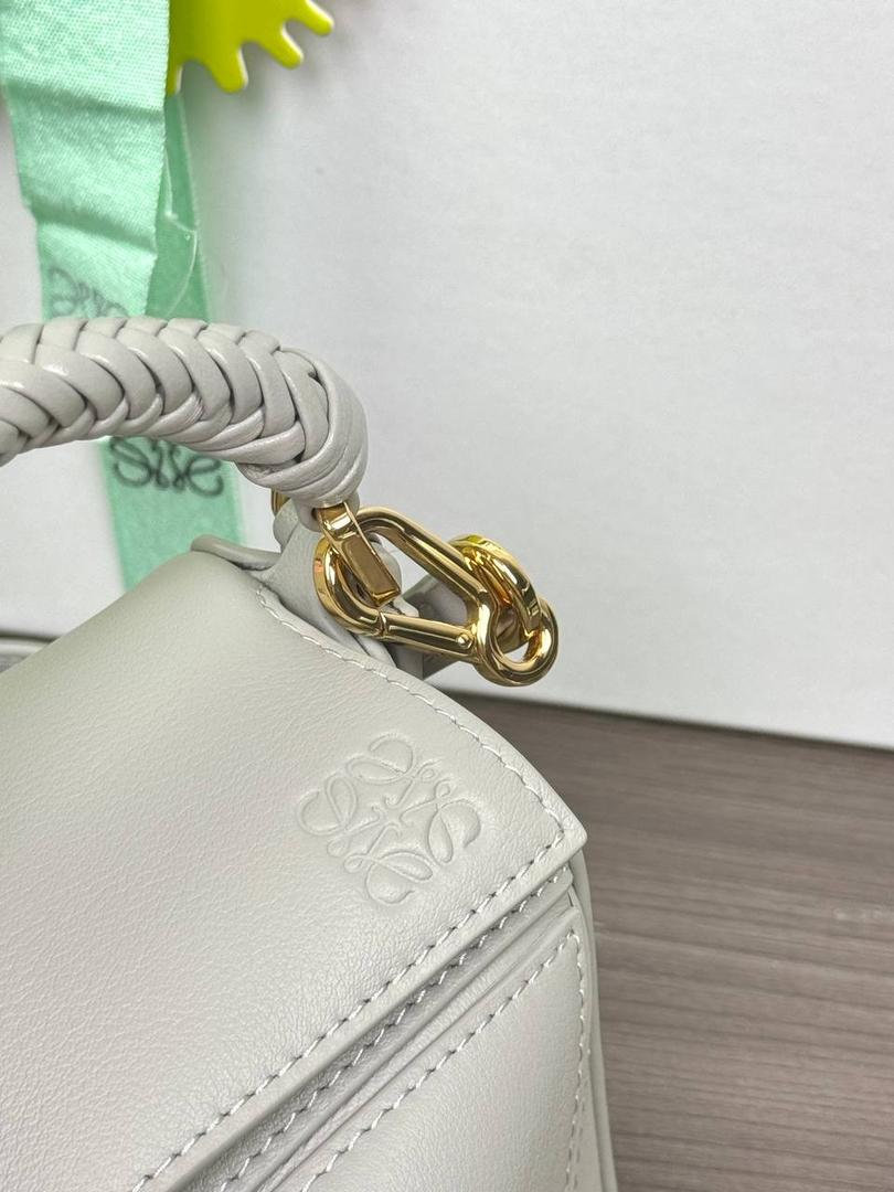 🎈最新编织手腕𝙈𝙞𝙣𝙞 𝙋𝙪𝙯𝙯𝙡𝙚 ——【银灰色】 尺寸：𝟏𝟖-𝟏𝟐.𝟓-𝟖𝐜𝐦 编码：062401【配全套礼盒】 ♥️以罗家经典几何设计，搭配独特的编织手腕，绒面内里。 ♥️容量大，经典百搭，可拆卸肩带，有单肩，斜挎，手提等多样化背法。随性时髦洒脱，实用性强。 ♥️独家背景➕独家品质➕独家全套砖柜礼盒套装，市场高端品质皆在我手✌🏻