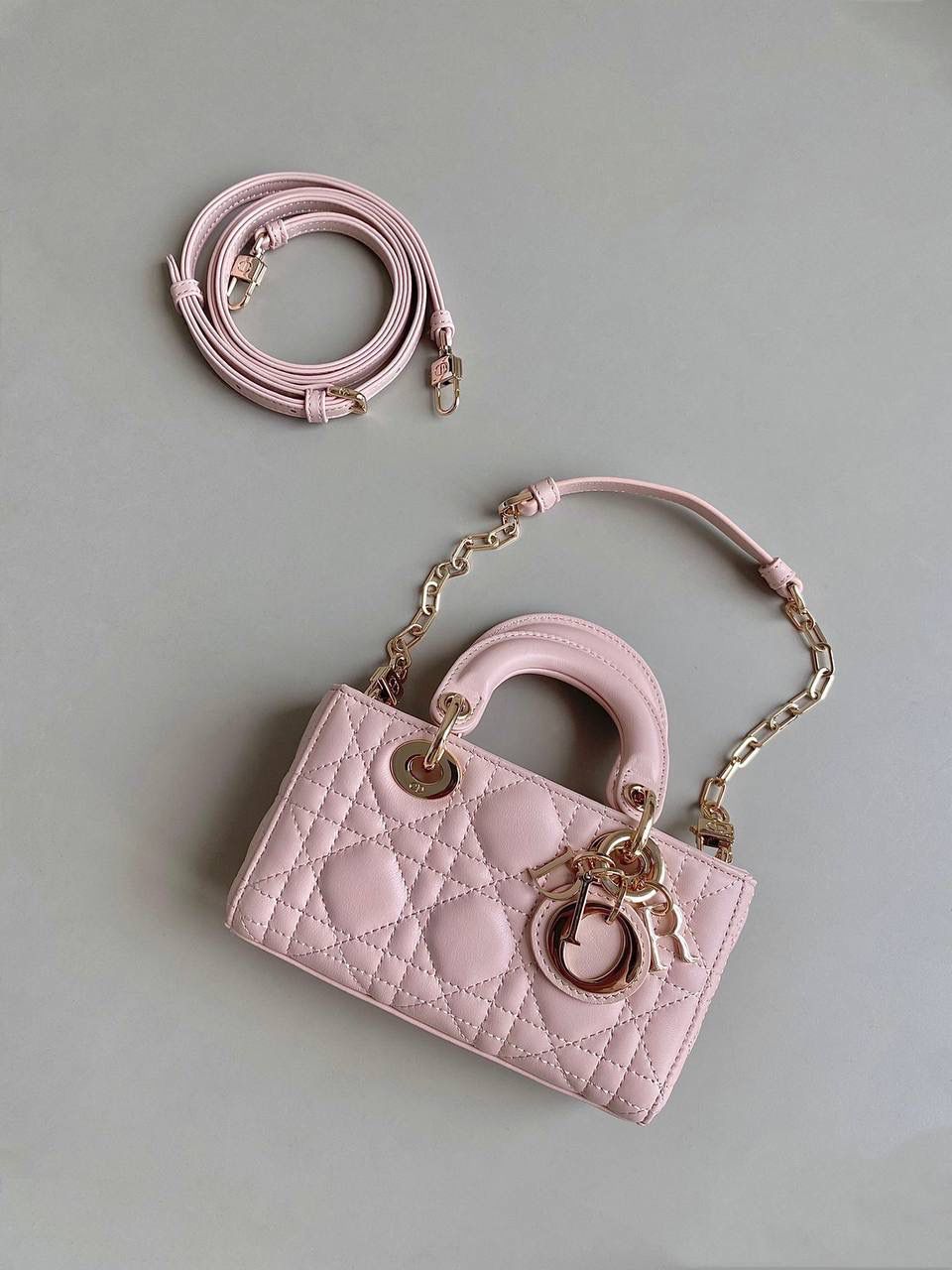 胭脂粉🩷 超迷你 𝗗𝗶𝗼𝗿 𝗗-𝗝𝗼𝘆 𝗯𝗮𝗴羊皮2023早春款 时尚果然就是轮回，回归了一把中古戴妃 长方包形，短链条➕细长肩带直接封神！！ 复古时髦感超强，真是什么场合都可以把住 绝对是lady中的天花板了，强势出圈啦姐妹们😎😍 17.5×10.5×6cm