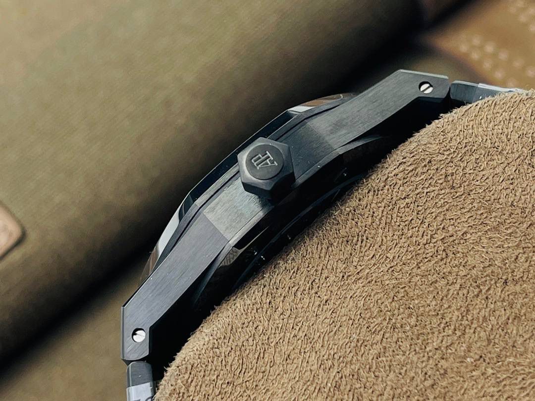 爱彼A P皇家橡树陀飞轮精品腕表 升级细节🔥 1⃣️独家订制Cal.2924机芯，动力储存68小时！ 2⃣️腕表依旧保留的八角形表圈、标志性的六角形螺丝以及经典表带！ 3⃣️皇家橡树系列超薄陀飞轮腕表在经典的“Tapsisserie”格纹上进行再度创新，形成了新的格纹“Tapisserie Evolutive”！熟悉又陌生的表盘格纹装饰带来全新观感，成为这款腕表的点睛之笔。 4⃣️表壳直径为41毫米，厚度为11.2毫米！