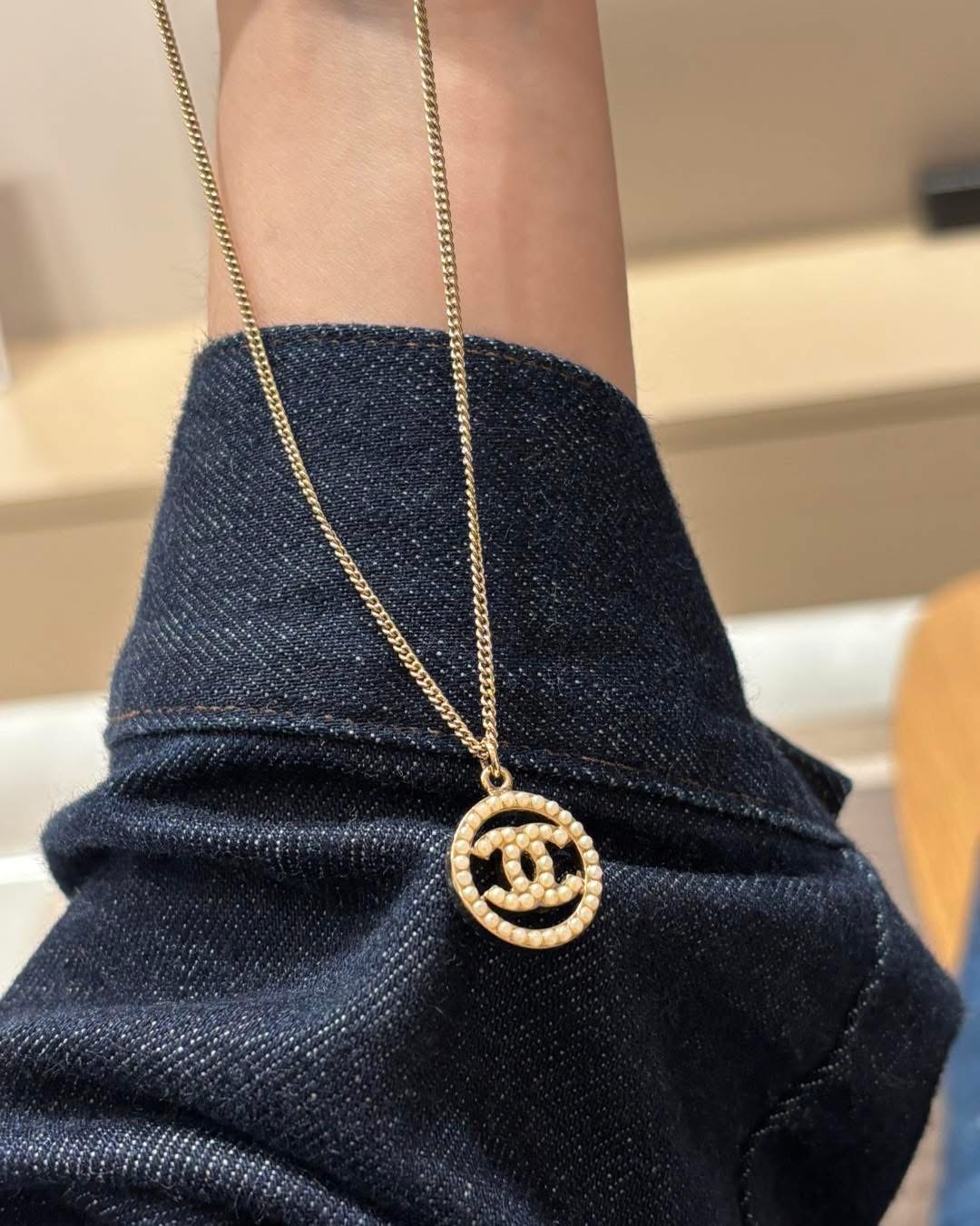 Chanel necklace 雙面 100%Authentic, 98%new 