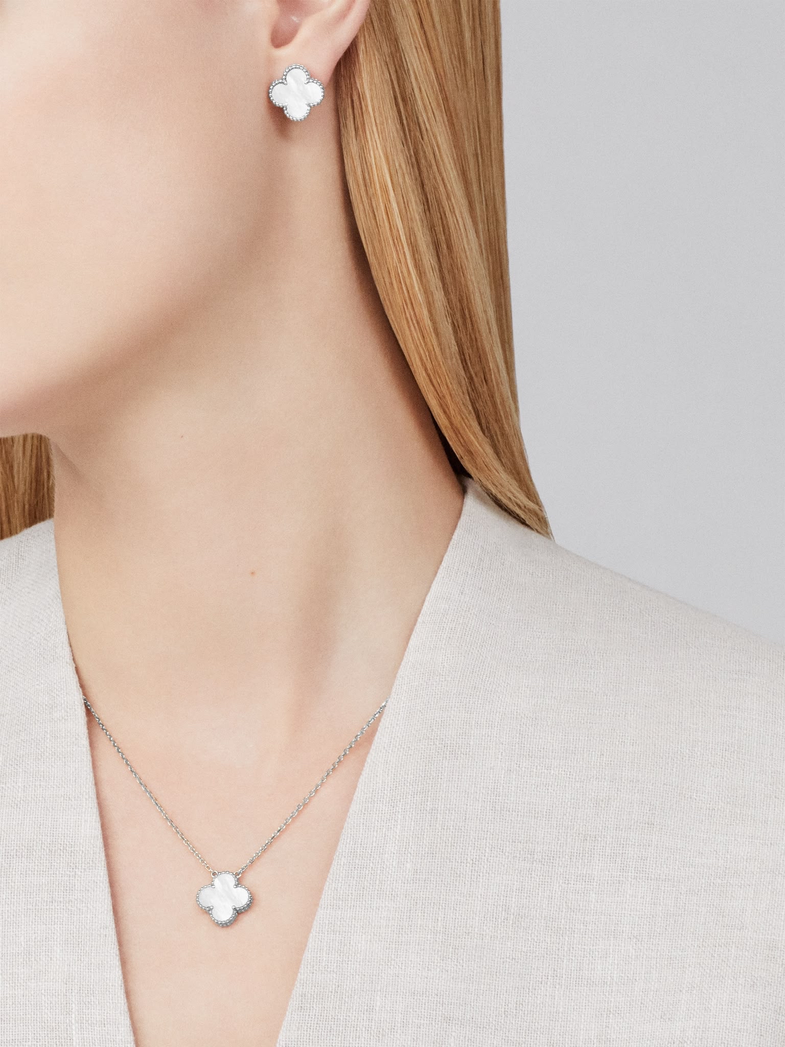 VAN CLEEF & ARPELS White Gold 18K Mother Of Pearl Vintage Alhambra Fine Necklace Vintage Alhambra吊墜 珍珠母貝白金18K頸鏈 100%Authentic, 99%New ✅證書✅Box
