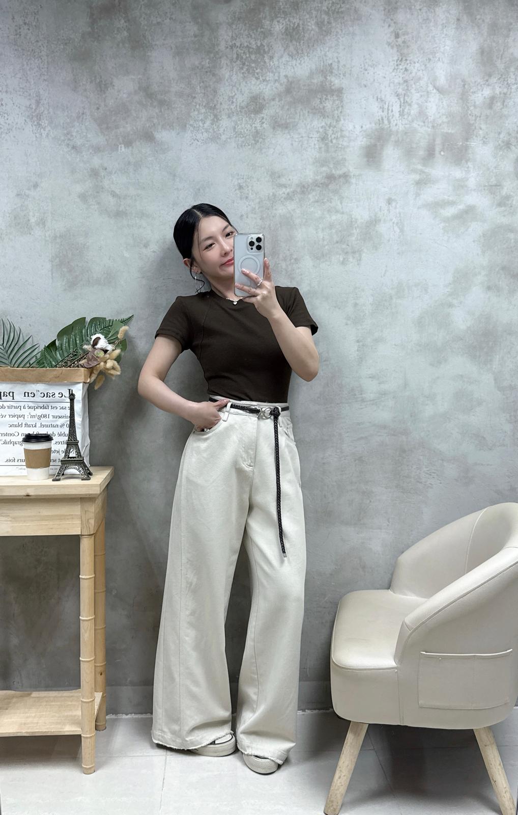 D22 後背設計凈色Tee