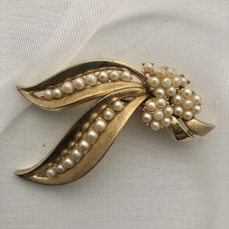 Vintage Pre-1970s Trifari Pearl Floral & Leaf Brooch (MT791)