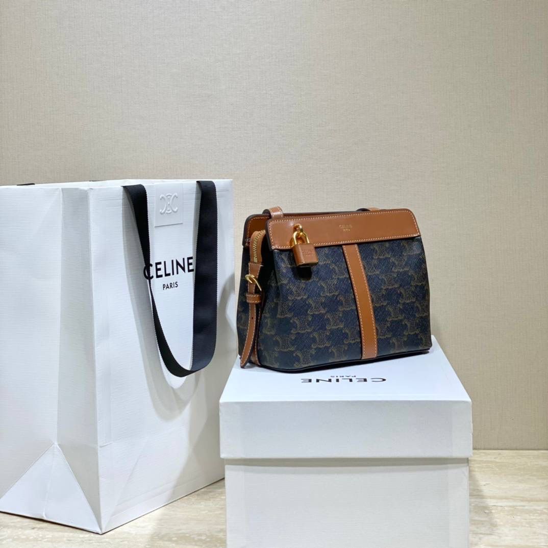 🔥大货实拍图 𝗖𝗘𝗟𝗜𝗡𝗘 ♥ 𝗧𝗘𝗘𝗡 𝗖𝗔𝗕𝗔𝗦 𝗗𝗘 𝗙𝗥𝗔𝗡𝗖𝗘 型号：191992 尺寸：19*16*11cm 放着平平无奇，背上身效果特别不错！也很好搭衣服，休闲或是正装背她都好看的呢