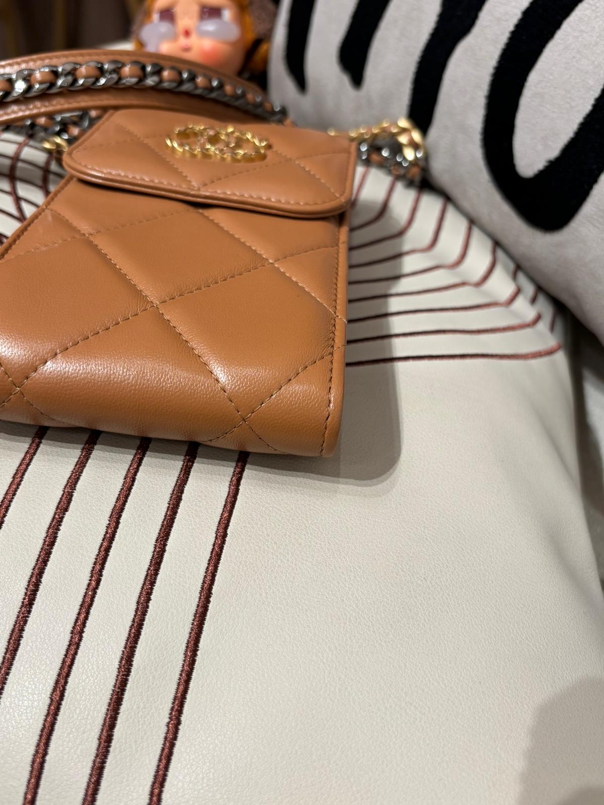 Chanel 19 clutch with chain phone woc 100%Authentic ,98%new ✅專門店收據✅晶片✅dust bag✅box 