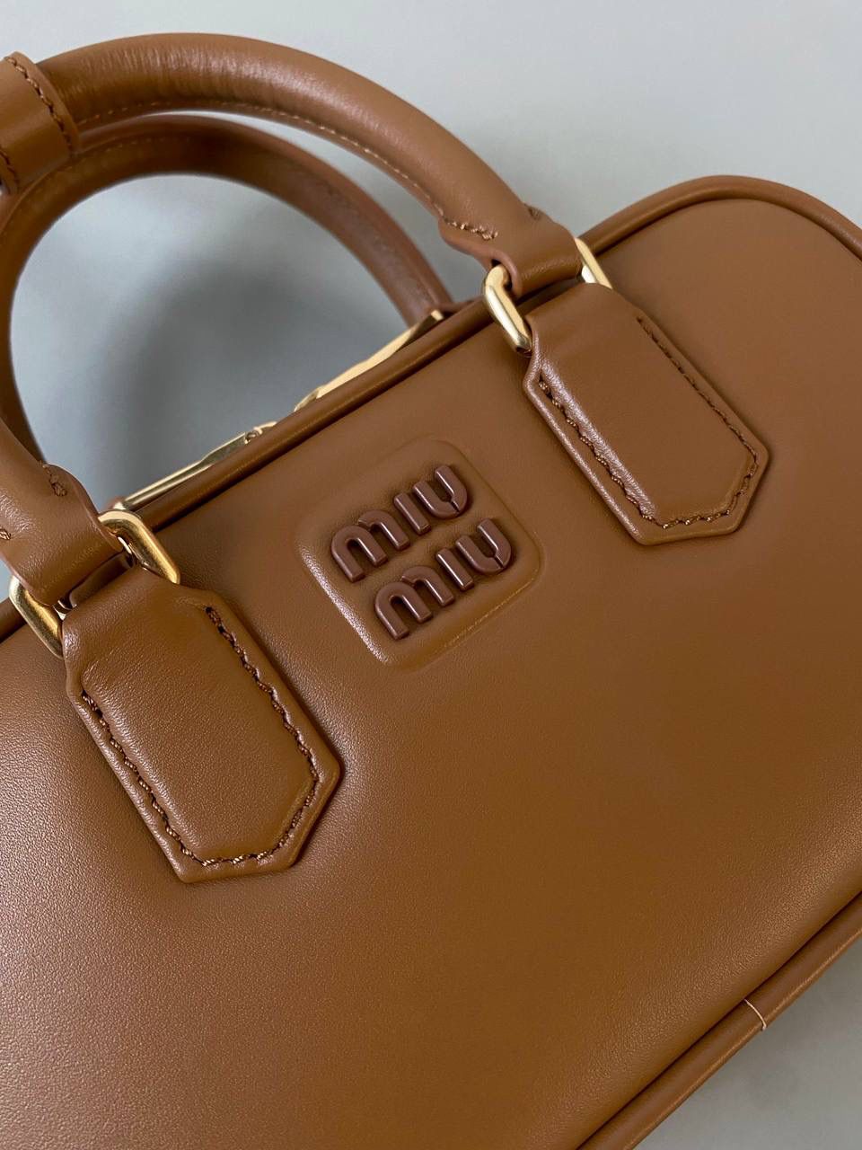 🈶干邑色，迷你 𝗠𝗶𝘂𝗠𝗶𝘂保龄球，大爆款 新尺寸也太可爱了！ 喜欢小包的姐妹这只必买！它要比小号小一些也窄一些 就巴掌大小，但容量还挺大的 装俩部手机都绰绰有余，日常够用 肩带长短也很ok，手拎斜挎都好看 反正放心冲就是了！拥有它，上班牛马的心情都会被治愈～ 迷你：19×10×5cm #F0011m 小号：22x10.5x7.5cm 大号：27x12x9cm