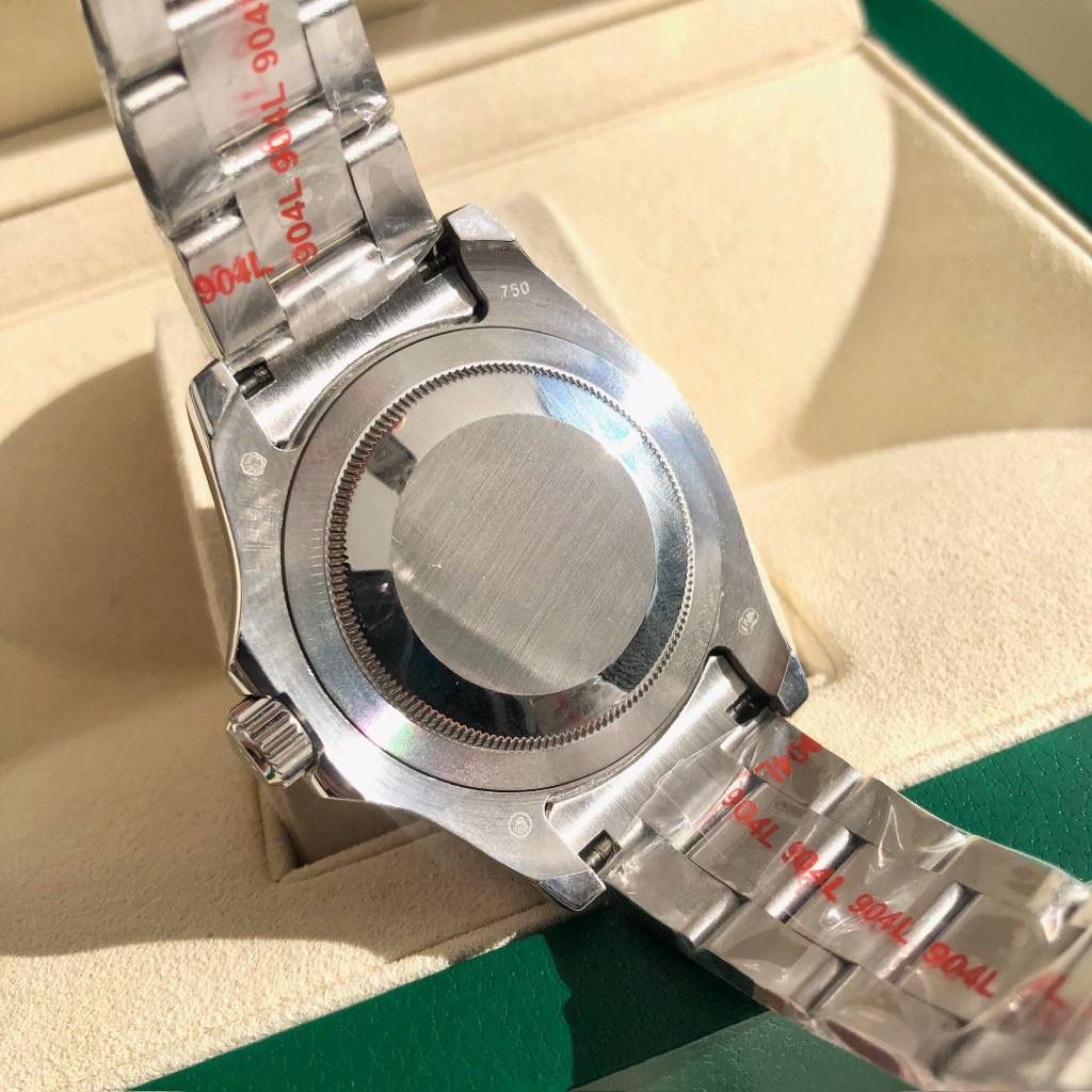 【经典名仕 一劳永逸】劳家爆款游艇名仕型系列m126622-0001男士腕表40mm游艇出货，继续秉承AD家族优质特色、独家出品一表一码，三码合一 【机芯】搭载AD专注而制0️⃣返修、💯全新原装西铁城8215全自动机械机芯，走时精准，性能优异，动力储备高达48小时 【表壳】316L精钢表壳 高端同步防指纹[强]陶瓷圈口原版同步双向旋转，完美呈现与原版一致的弧度、光泽，超强高密度矿物质玻璃镜面，精致的做工完美秉承原装的潜水游泳🏊‍♀️性能 【字面】大厂同步超强夜光，夜光刻度、表针无瑕疵斑点、晶莹剔透，细节同步正品，内影圈刻字清晰，字体匀称 【表带】搭载316精钢表链可调节原装表扣