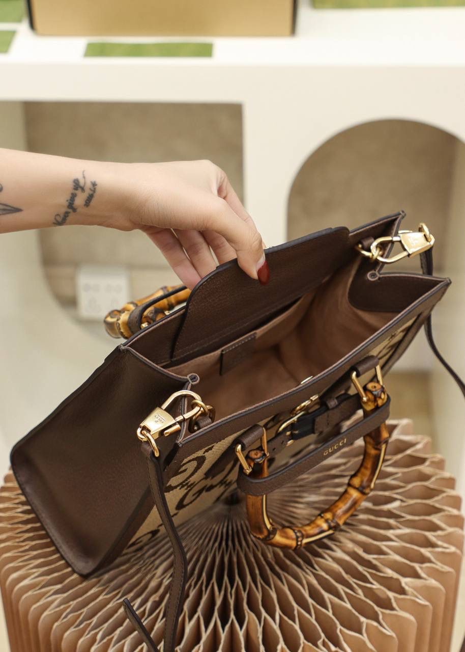 𝐃𝐢𝐚𝐧𝐚 𝐓𝐨𝐭𝐞 复古王炸竹节#660195#原厂皮 ☑️尺寸：27*24*11𝐜𝐦 𝔻𝕚𝕒𝕟𝕒是复古的标志性✅ 标识元素以新颖别致的方式与复古完美融合一体， 以恒久不衰的魅力诠释时尚永不过时的复古气息。 全新的𝔻𝕚𝕒𝕟𝕒王炸复古系列🔥 再次炸眼球，把复古与时尚演绎到极致。 实在词穷得夸不出来了， 因为实物 是巨巨巨高级的复古气息！ 怎么搭都怎么好看的炸眼球。 这款双𝐆图案以有别与以往的夸张手法呈现经典的元素， 创新了更高层次的复古美。