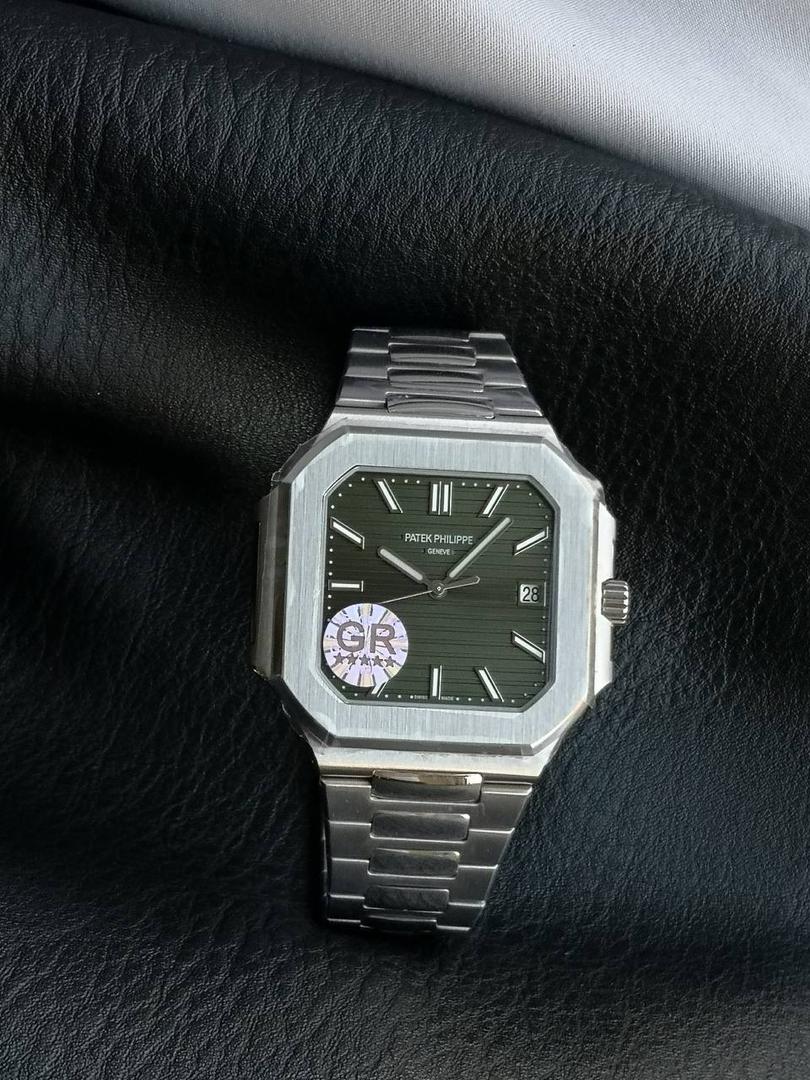 百达翡丽 方形 新系列CUBITUS 5821腕表 亮点特色：1️⃣机芯:搭载定制9015改Cal.26-330 SC一体机，调时不停秒，调时不停秒，摆轮位置均与正品一致，自动上链机芯。2️⃣钢带:316L定制级人体工程学表带，新扣款式。3️⃣表壳:尺寸45毫米厚度仅8.3mm，为表壳对角线长度(即10点位至4点位),因为表壳近似于方形，上下边的宽度会小于这一数值，所以视觉效果并不是很大。 搭配上，5821属于运动风格腕表，日常搭配正装和休闲风格也可以。