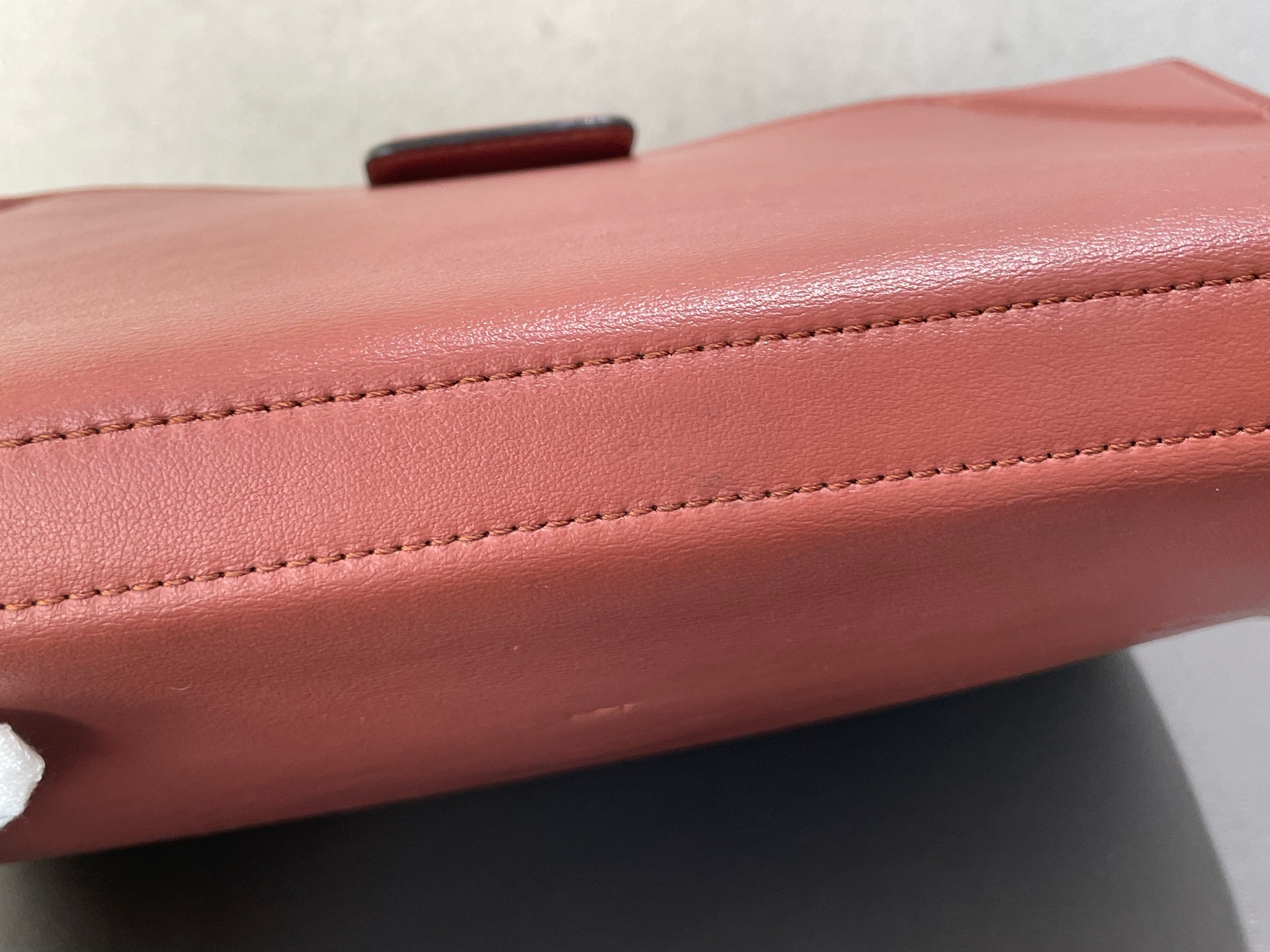 【預訂貨品】Fendi 豆沙色油蠟皮復古郵差包