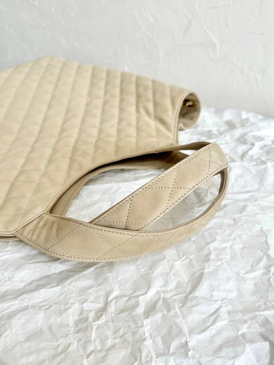 销量王🔥 ys1 Icare bag超大tote绒面奶油白 超级爆款出新色啦 它没有像普通款式那样直接用白色 而是用的奶黄色的奶油白 而且！换了绒面的小牛皮(非羊皮) 超夸张的大logo很酷，奶油白又很嗲 这个更换很有意思～～ 我觉得它的出现真的很及时 现在女性的觉知，大女人的一面被唤醒 是时候需要这么一个大包来向世界宣判个性与独立了！