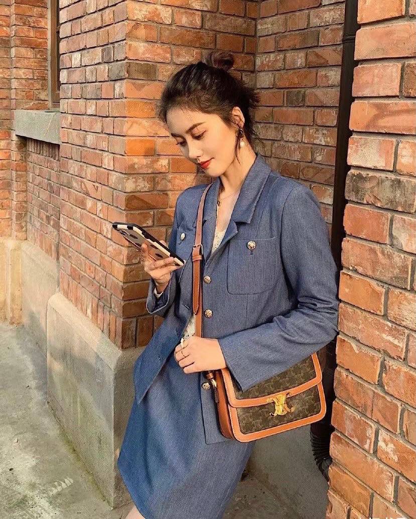 🔥大货实拍图 𝗖𝗘𝗟𝗜𝗡𝗘 ♥ 𝗧𝗥𝗜𝗢𝗠𝗣𝗛𝗘 𝗕𝗢𝗫 型号：191242 中号尺寸：22.5*16*7cm 小号尺寸：18.5*14*6cm 𝑪𝒆𝒍𝒊𝒏𝒆老花凯旋门，老花配纯色包边的设计，散发着法式优雅的气息，简直是复古到心坎儿😍