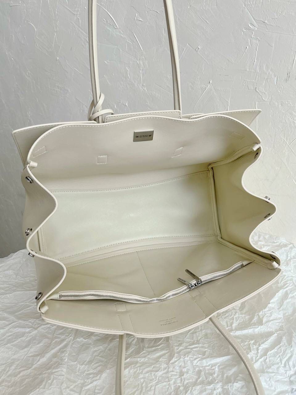 销量王🔥 ba1enciaga bel air 奶白银中号🖤 新发手袋，火力全开 B家这季是打算了H家杠上了哈哈哈！ 我想说的是，从rodeo开始，B家就赢麻了 这个bel air是真好看，它还很好玩儿～ 第一，包身两边的耳朵处可收紧，也可敞开 第二，包身前面三个"小口袋"是假的！它翻起来用皮带穿过去后，就可以得到另一个极简风的bel air！这个设计我给一百分❗️ 总共有5种结构可以玩弄，太有意思啦😆 超大的包身，可以装下全世界 29×26×16cm805481m