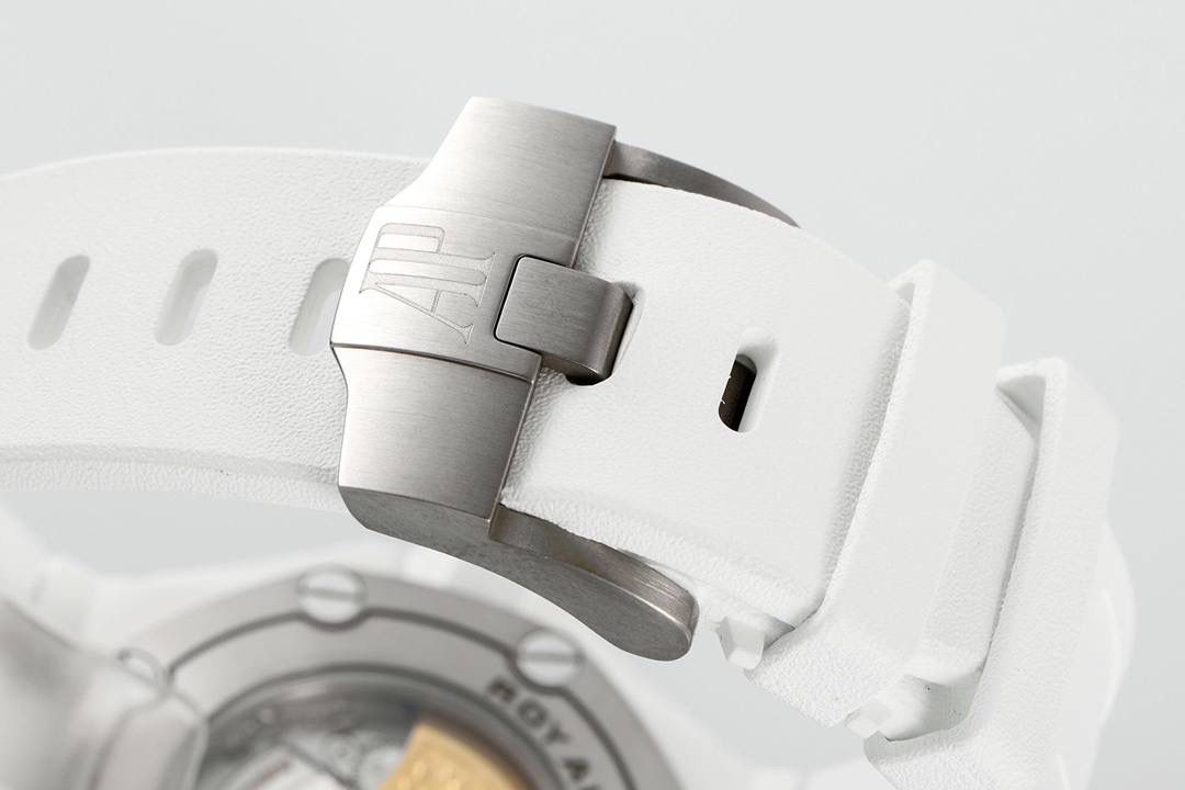 🚀全新开创陶瓷艺术，打造极致的黑白潜水运动风腕表 爱彼皇家橡树离岸型系列15707系列💯 【表壳】42MM黑白陶瓷高温高压烧制，拥有强劲有力的线条和时尚的颜色，令人耳目一新。陶瓷表面经过拉丝处理，使得外观更加的硬朗和华丽，并延续了皇家橡树离岸型一贯的防水性能，确保了潜水运动中的可靠性。潜水计时显示为表盘内的二层表圈，由10点位的把头来控制，3点位的把头控制上链及调校时间，两个都是旋入式结构。 【表盘】饰以品牌传统的“Méga Tapisserie”超大型格纹，并搭配夜光填充萤光指针，内旋式计时圈的12点钟至3点钟也同样饰以橙色和蓝色显示区。这让腕表既易读读时又显得更加时尚富有活力。 【机芯】ZF厂自产的Calibre 3120自动上链机芯，机芯直径为26.6毫米，厚度仅为4.26毫米。机芯共有280个零件，能够保证足够的动力储备。 【表带】表带选择贴合手腕的橡胶材质，搭配钛合金针扣，佩戴时手腕倍感轻盈，没有负担感，便于手腕灵活运动。