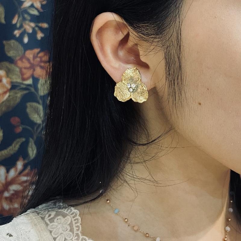 Vintage Three Petals Golden Flower Head Clip Earrings from Canada (MT1287)