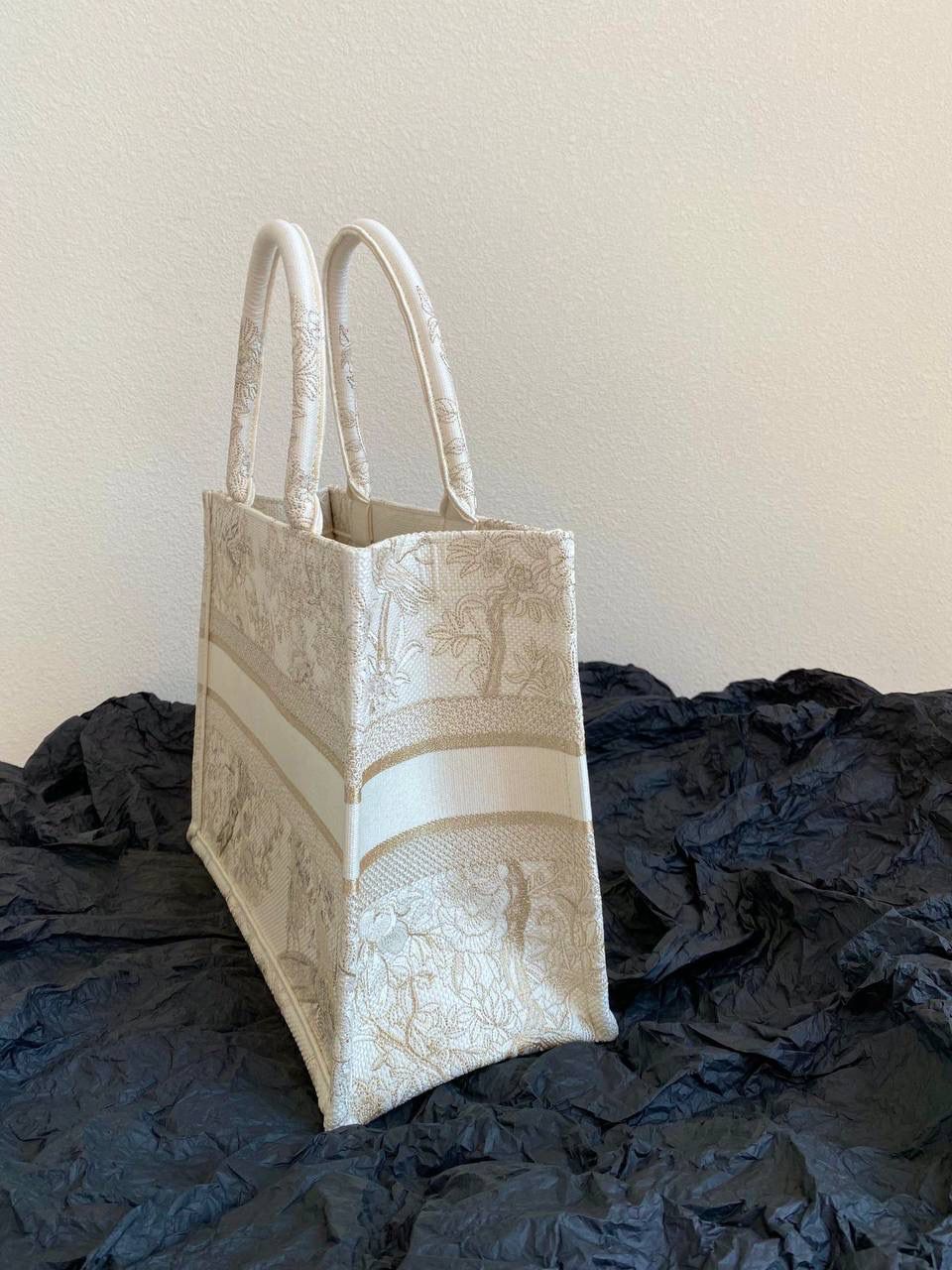 🈶金色中号 𝗖𝗗 𝗕𝗼𝗼𝗸 𝘁𝗼𝘁𝗲23圣诞限定"冬日花园"💕💕 充满诗意和繁花盛放，对花卉的喜爱 即使在严寒的冬天都要鲜花围绕 这是刻在骨子里的浪漫 这不只是包，还是艺术品 36.5×28×17.5cm