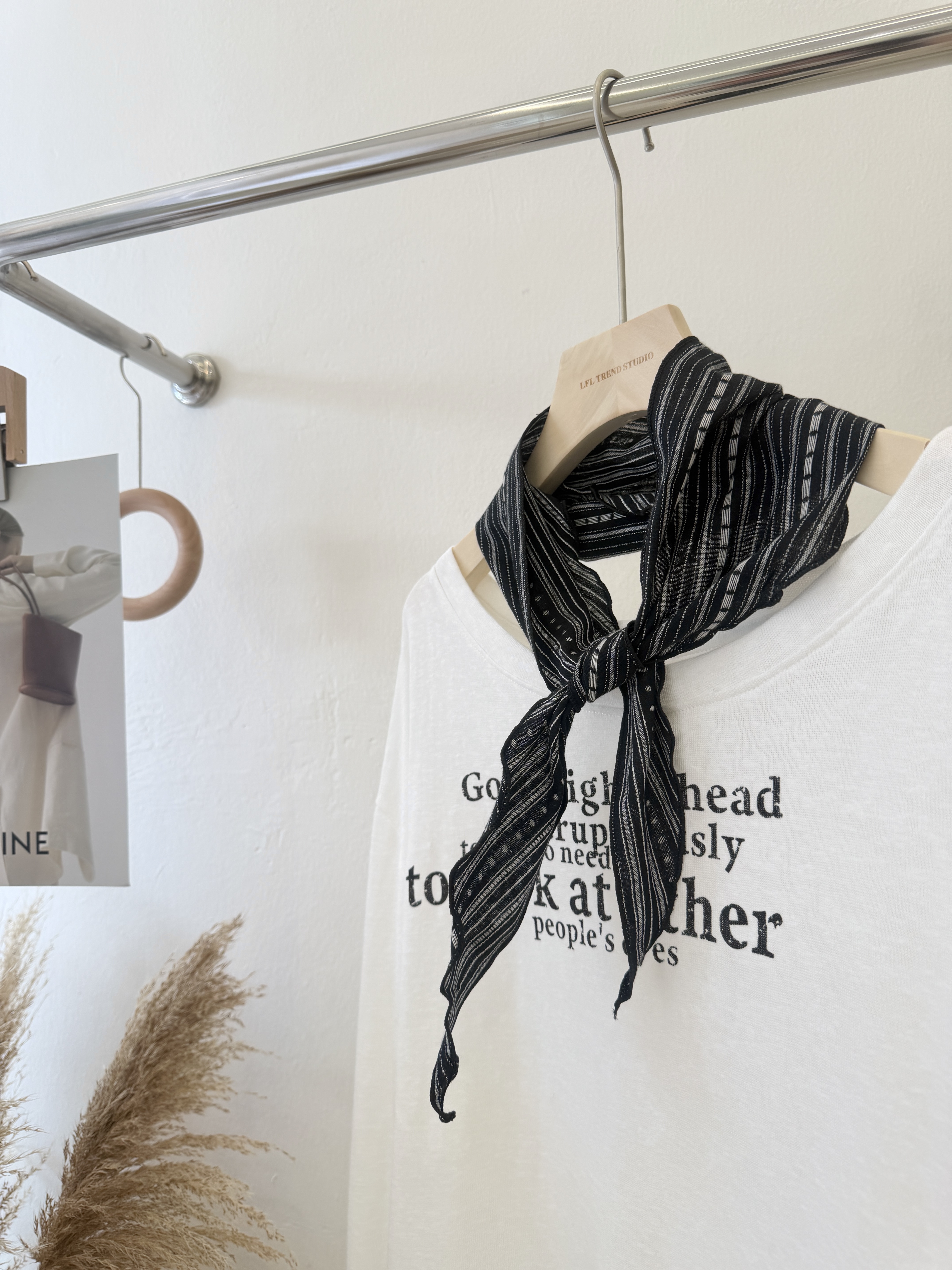 6407 爆款丝巾露肩上衣(送丝巾)