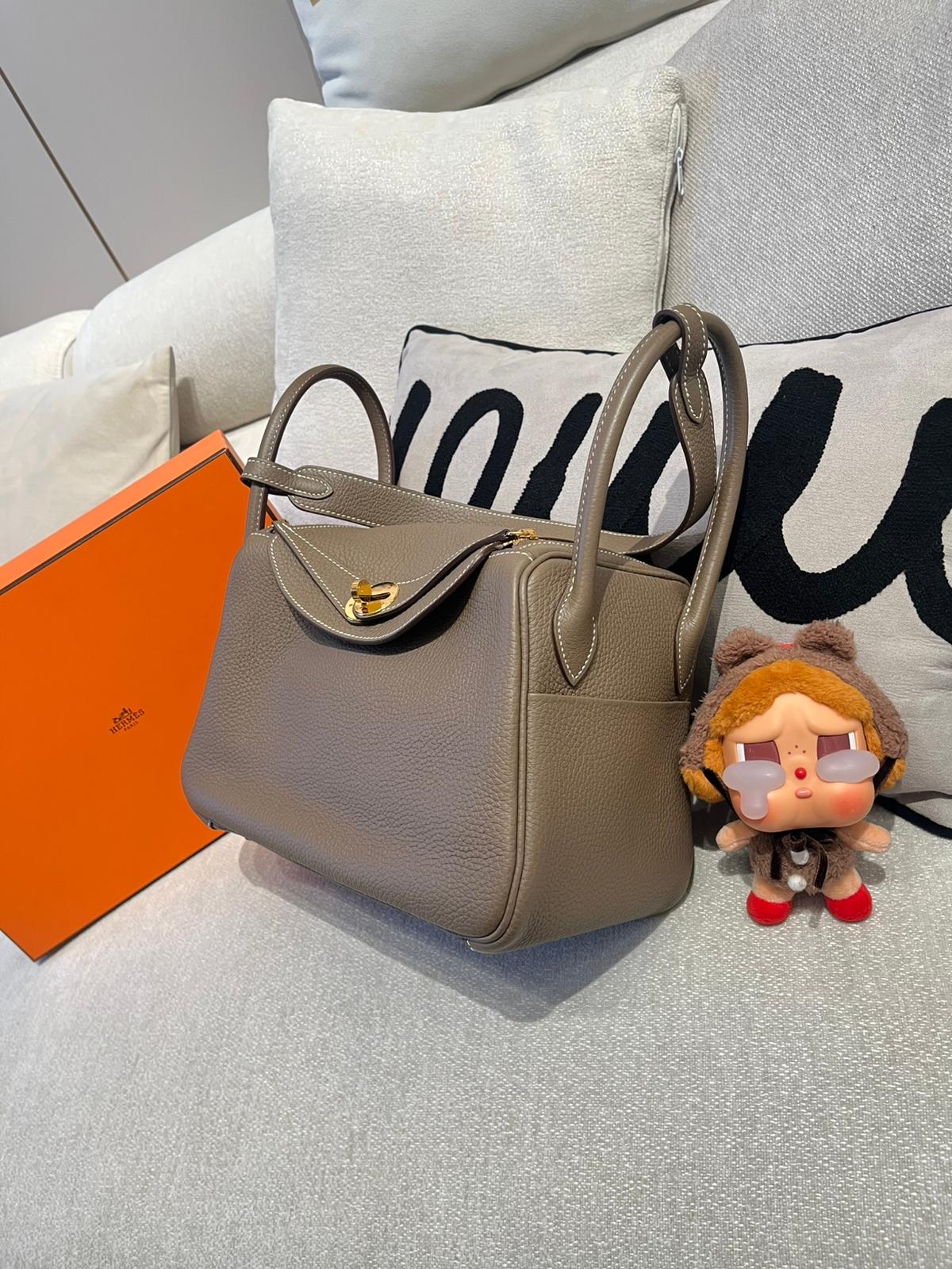 Hermes Lindy 26 Stamp Z 大象灰金扣 100%Authentic, 98%New ✅Dust bag✅Box