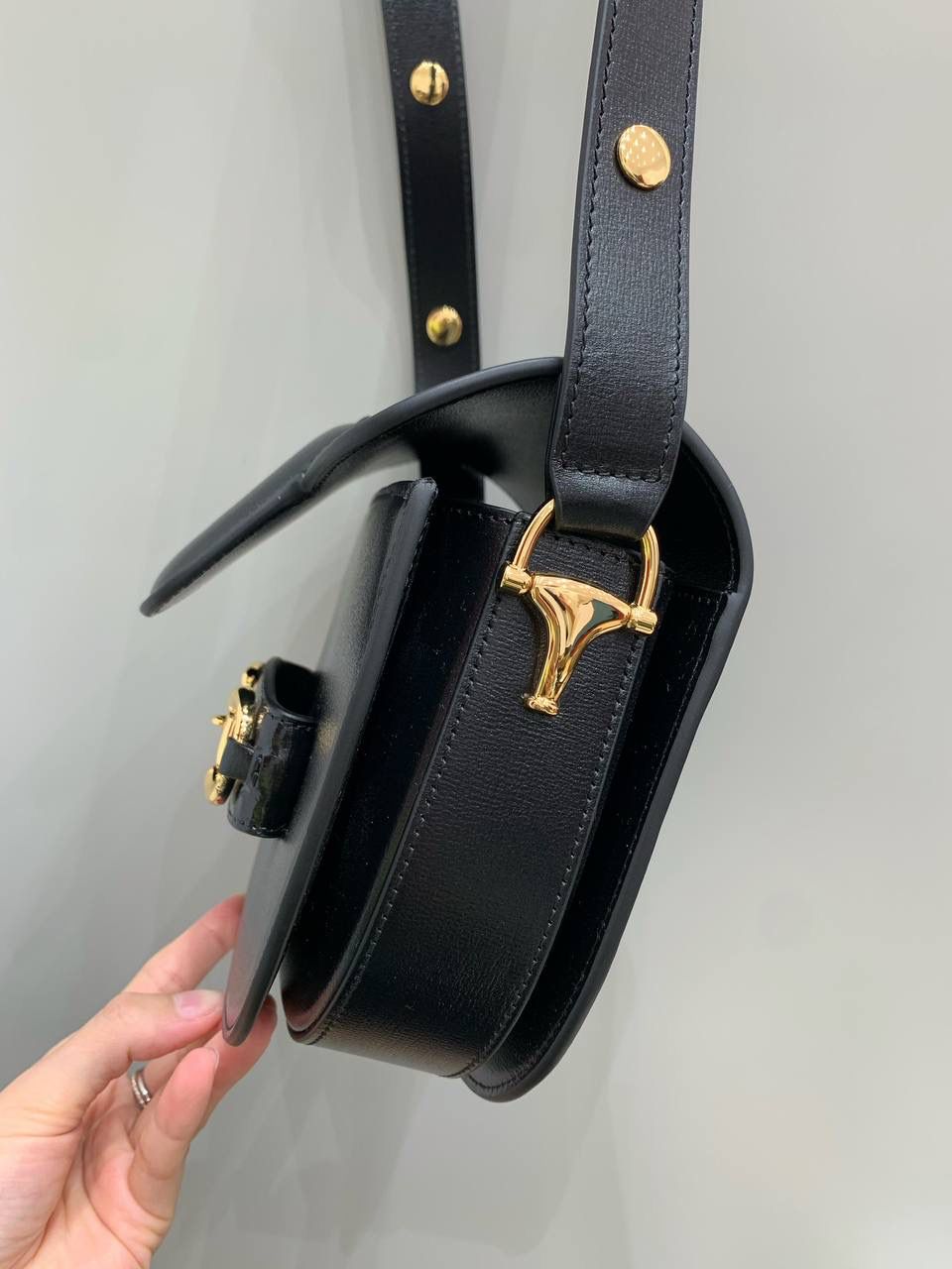 新背景实拍正品级 。Gucc1 horsebit半圆迷你全皮黑 （纯铜五金原厂皮） 这个小可爱是真的可爱，小小乖巧的一个 经典的设计加上配色，不管你是潮流的运动女孩👧 还是睿智的职场精英，又或者是优雅的气质女性 这款都是你完美生活中的一款适合的穿搭单品 经典百搭 实用而又不失个性时尚 1955系列寓意马到成功 来掌握自己的人生方向吧！ 型号760191；尺寸17/18.5/7.5cm