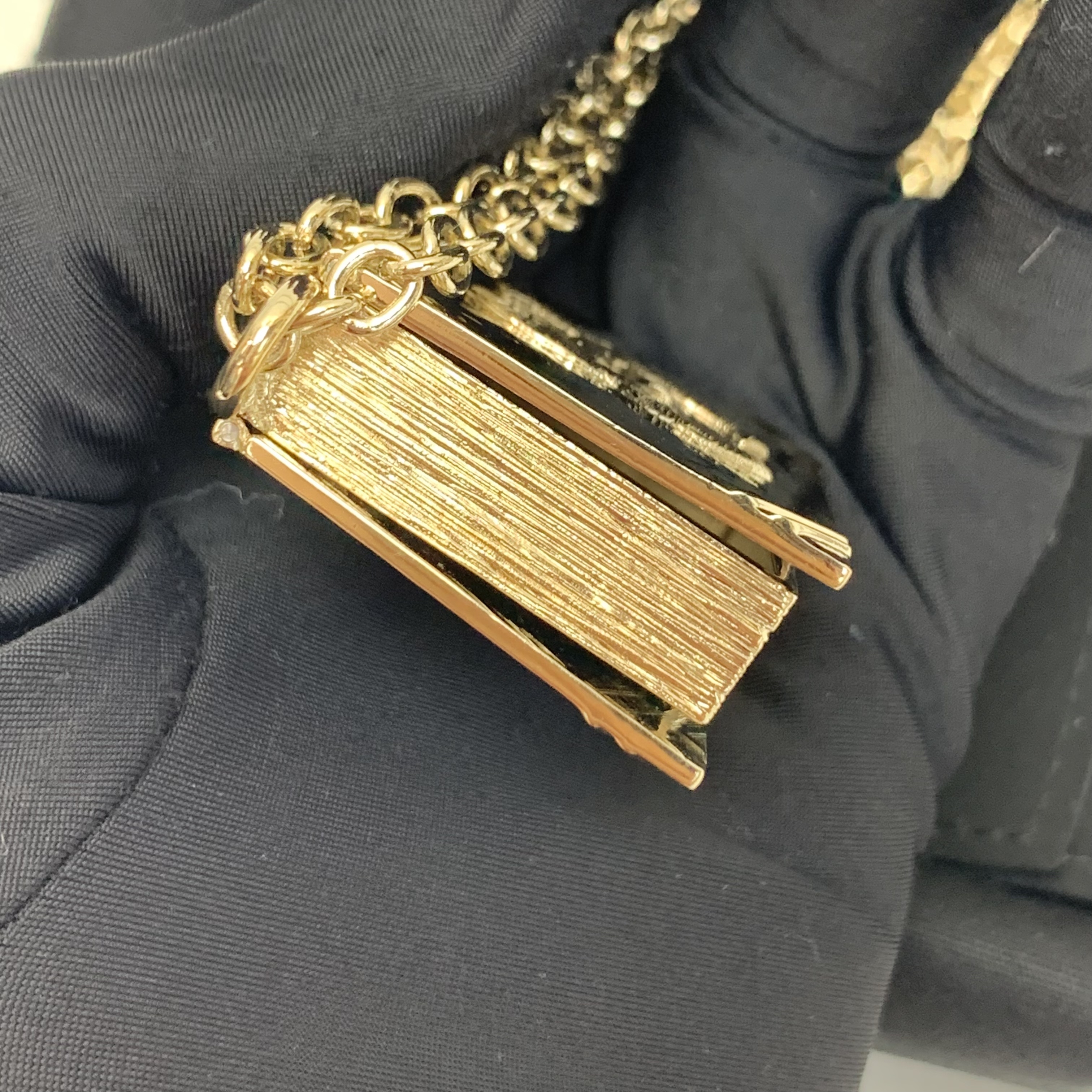 Chanel 黑金獅子書頸鏈