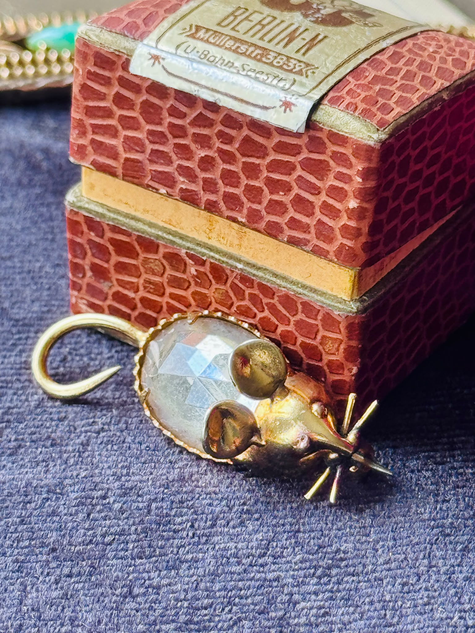 Vintage Mid-Century Faceted Glass Mouse Brooch from Europe（NZ119）