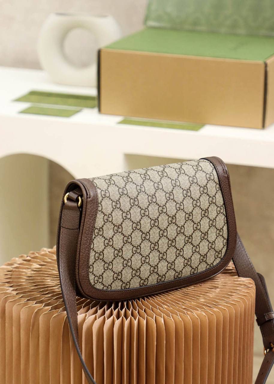 👜𝐆𝐆 𝐁𝐥𝐨𝐧𝐝𝐢𝐞 双肩带#699268# 原厂皮 ▪️尺寸：28*16*4cm▪️ 复古元素邂逅经典元素， 永恒经典又复古时尚的双肩带𝐁𝐥𝐨𝐧𝐝𝐢𝐞系列， 复古双𝐆互扣式标志五金，真的太高级了，融合了复古与精致时尚的高级感，包身自带双肩带设计，金色链条的腋下设计，时髦又高级，皮肩带的搭配，复古又经典，多种背法随意切换，多种风格随意搭配，越看越耐💕💕看，越看越复古百搭！