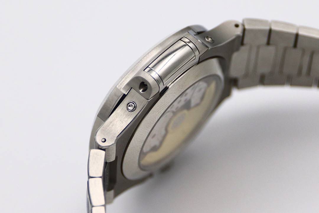 🔥新一代V3百 达 翡 丽🔥Nautilus年历腕表5726系列顶级版本 1⃣️全新一代V3表盘渐变深蓝色更加接近原装，正面可看出中间向四周扩散为蓝色渐变黑色，六点钟位置二十四小时盘同步原装CD纹，（现市面变盘均为蓝色未渐变且没有CD纹的错误版本）最新解毒版本 2⃣️新一代V3表壳，市面因壳身还原本就是一道道考验，各个环节工艺繁杂，现市面版本侧边三字位和九字位的搭配，还有四个功能按钮，基本摸起来都是高低不行且刮手的现象，GR全新一代V3表壳，经过几个月的研究和探讨，真正的意义上的做到了圆润的效果，侧边三字位和九字位搭配不管从什么角度，摸起来均不刮手不高低，同时四个功能按键位置也做出了调整，正品按键是为居中，市面普遍都是偏上且刮手，V3版本真正做到了一比一还原，不刮手且同正品一致居中。完爆市面所有版本 3⃣️V3表链依旧独霸市面，独家巨资开发表链，做到了柔软与贴手并存，每一节钢链中间都为正品一致工艺3D钻石菱形且立体感十足，不管多大多小的手腕均可佩戴，佩戴也极其舒适贴手，侧面与底部的打磨都与壳身一样的细腻。V3全新定义百达翡丽Nautilus终极版本（现市面均为廉价表带，没有正品的钻石菱形，也没有柔软与贴手，佩戴质感偏硬不舒适。还会有Nautilus的味道吗？）