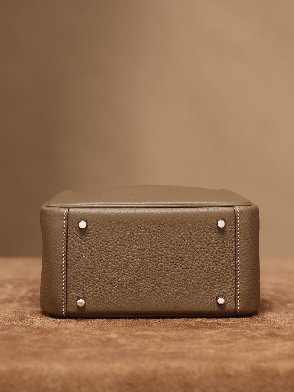 Hermes 爱马仕 Lindy Mini 19cm 大象灰银扣👜✨ Lindy 独家渠道货 独家欧洲原厂皮原厂五金组装的ZP尾单货 尺寸：19*12.5*9cm Lindy是采用原厂的正品TC皮，什么是TC皮？ 爱马仕专用的clemence,简称tc皮，是Hermes最受欢迎的皮革之一，颜色会比Togo少一些，但是纹路比Togo细腻，含油更高，更软，因此稍稍有些下垂感的特点。