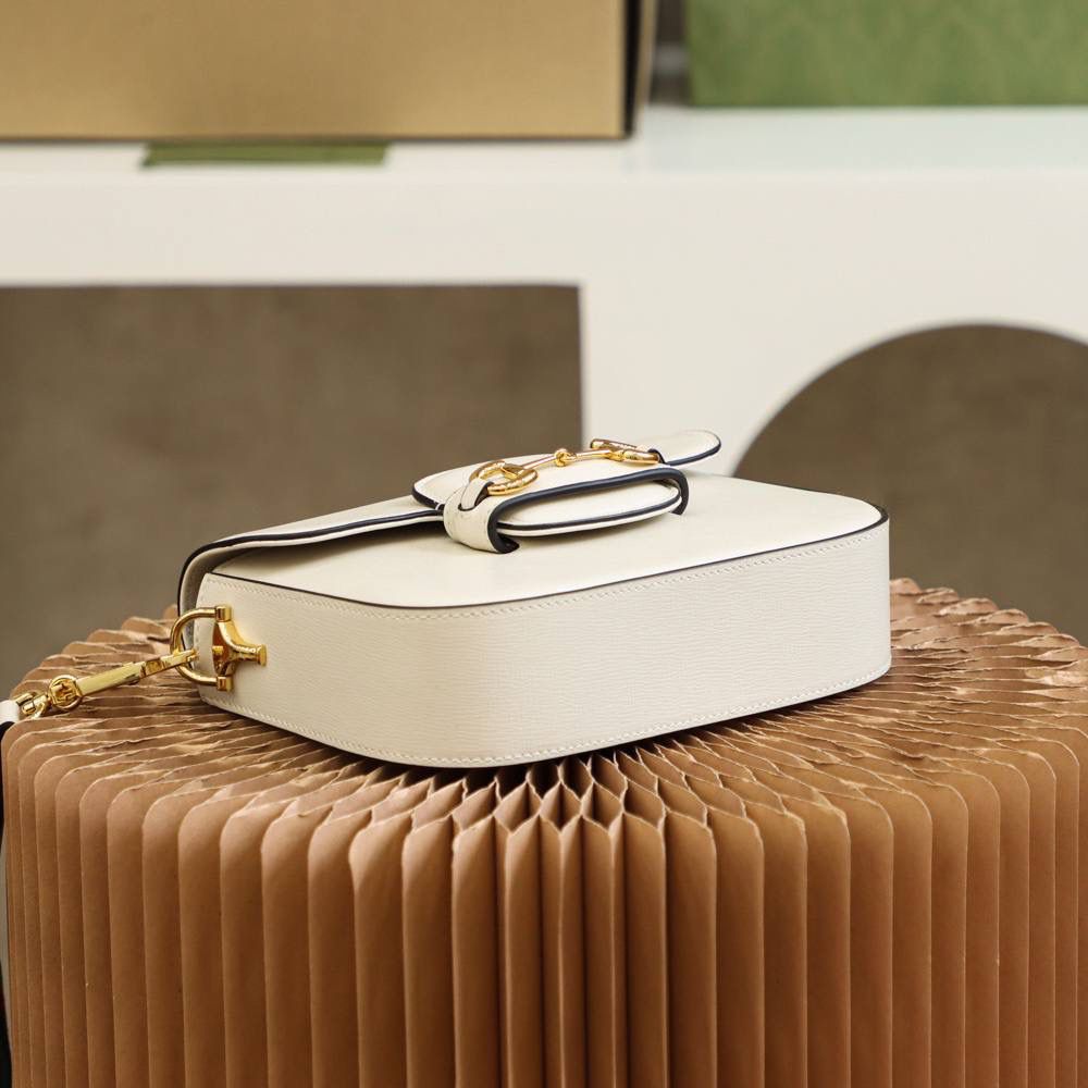 ▪️𝐇𝐨𝐫𝐬𝐞𝐛𝐢𝐭 𝟭𝟵𝟱𝟱 𝐌𝐢𝐧𝐢 #658574#正品皮▪️ 🔳尺寸：20.6*14.4*5.1cm🔳 马衔扣𝐇𝐨𝐫𝐬𝐞𝐛𝐢𝐭 𝟭𝟵𝟱𝟱系列， 这一届的𝐌𝐢𝐧𝐢马鞍包风格，增添了混搭格调， 配有两条不同的肩带， 配皮肩带呈现出了优雅低调， 与红绿肩带完全不同的感觉， 红绿肩带呈现了强大的品牌标志性的味道！ 全皮系列更加加分， 给人留下了更加低调优雅知性的味道！简直太香了！🔥🔥