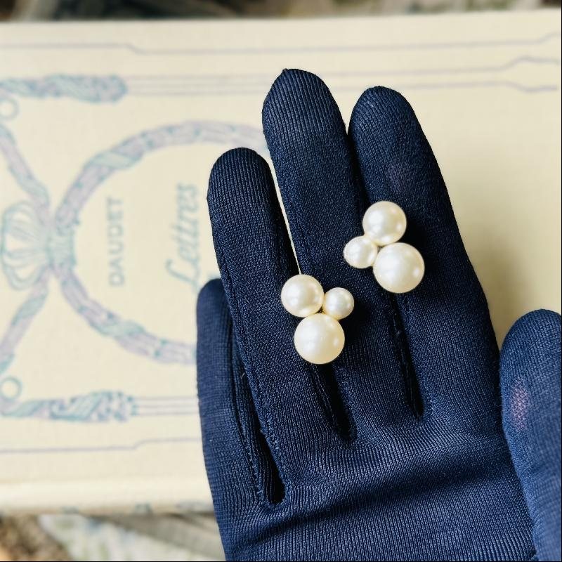 Vintage c.a. 1950s Cluster Faux Pearl Screwback Earrings (MT2070）