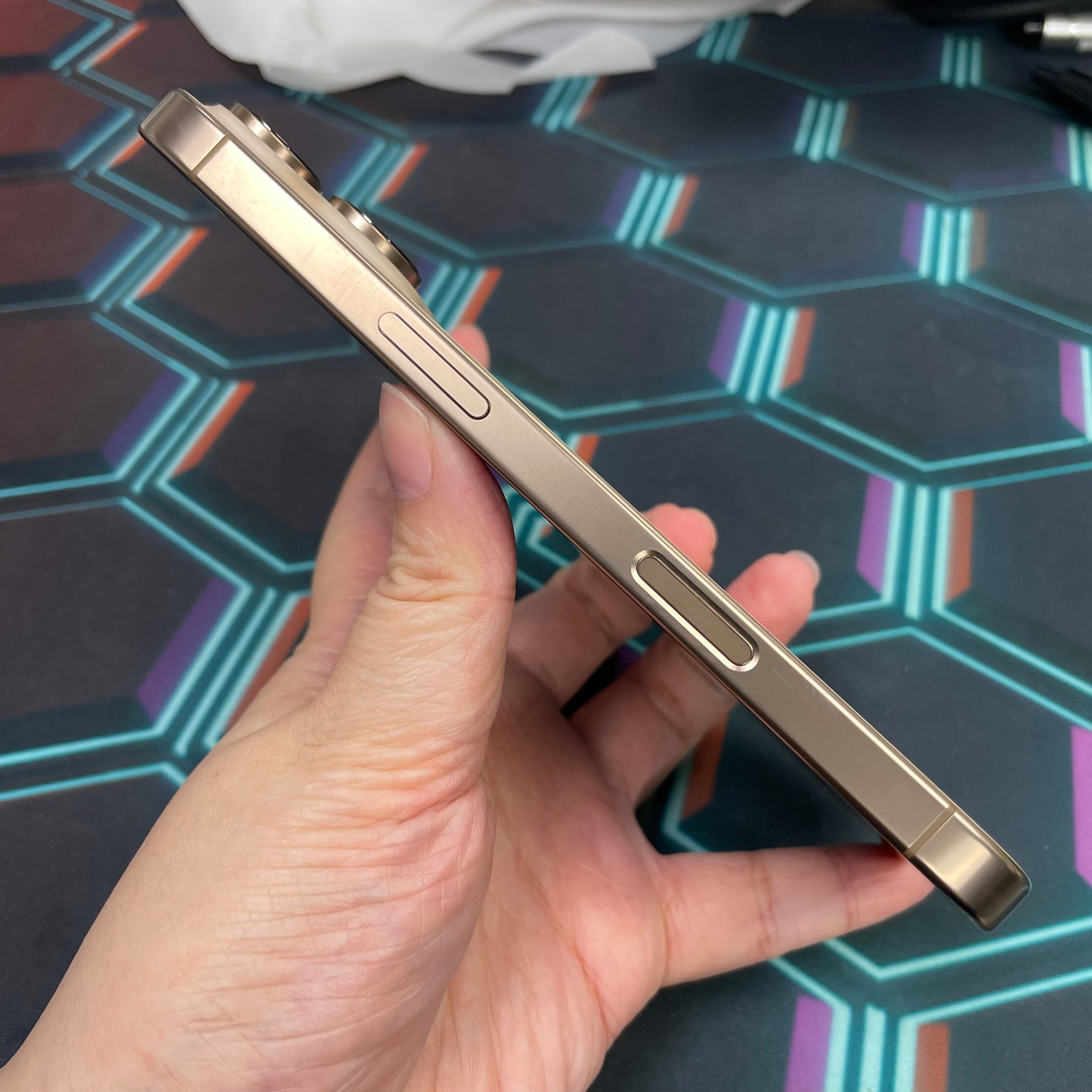 *8332 16 Pro 完美機 1TB 電87 沙色 gold
