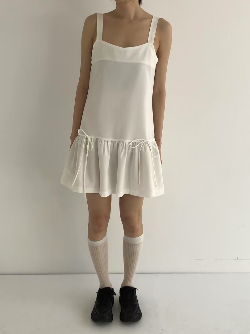 Minimalist Dress with Wide Straps and Bow Detail‖ 宽肩带蝴蝶结装饰简约连衣裙 KR02127706