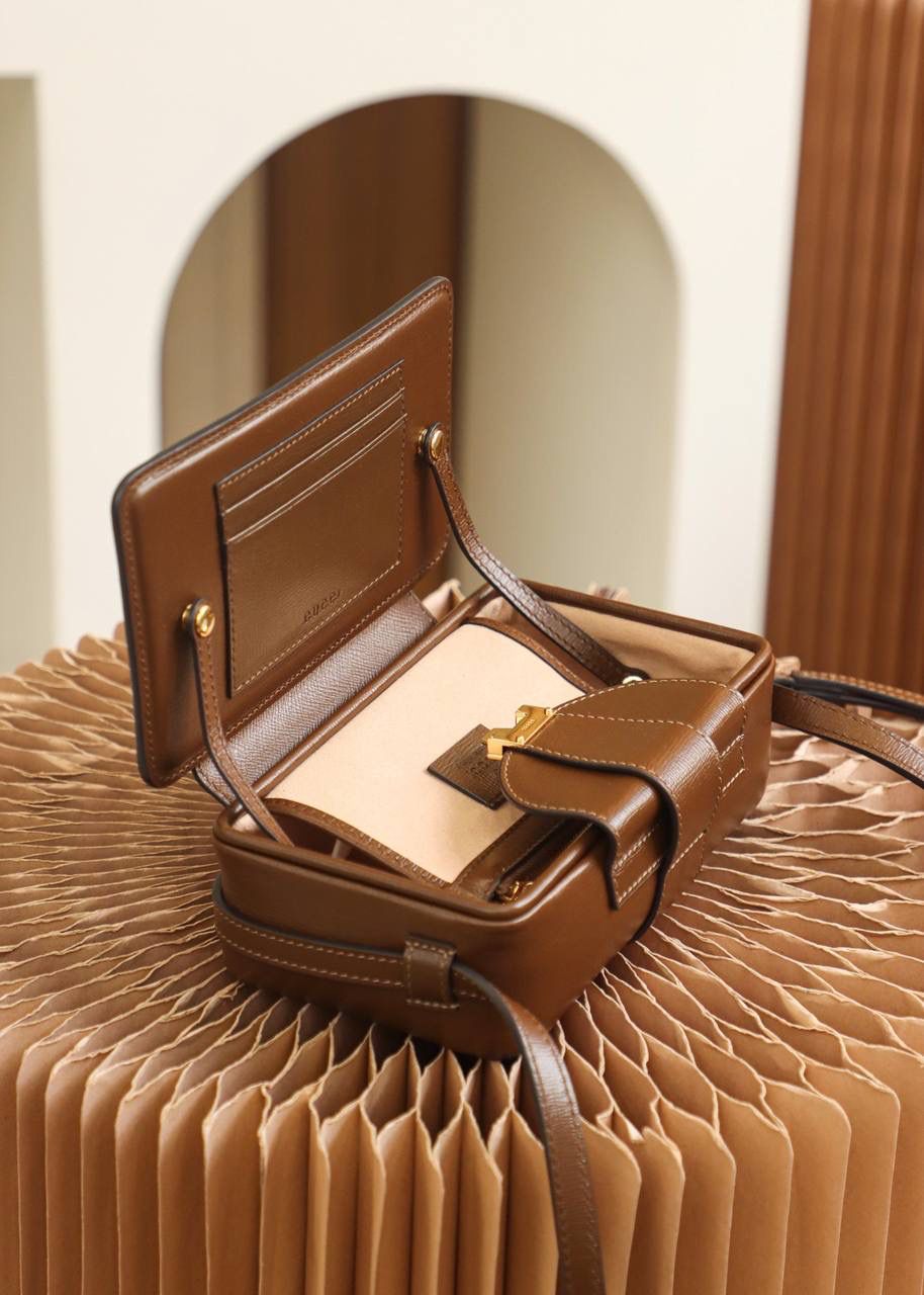 ▪️ 𝙂 𝙂复古盒子包#614368# 原厂皮▪️ ☑️尺寸：18*10.5*6.5cm 四方盒子包，每一处都是设计师的灵魂设计，这款方形盒子包从复古的旅行配件中摄取灵感，采用精髓标志性图案搭配棕色皮质设计，完全演绎出了一款男女可共同的盒子小包，作为情侣款搭配，绝对是满分的好评，别看它迷你的身影，实际上，日常的容纳量都能满足你！🔥🔥