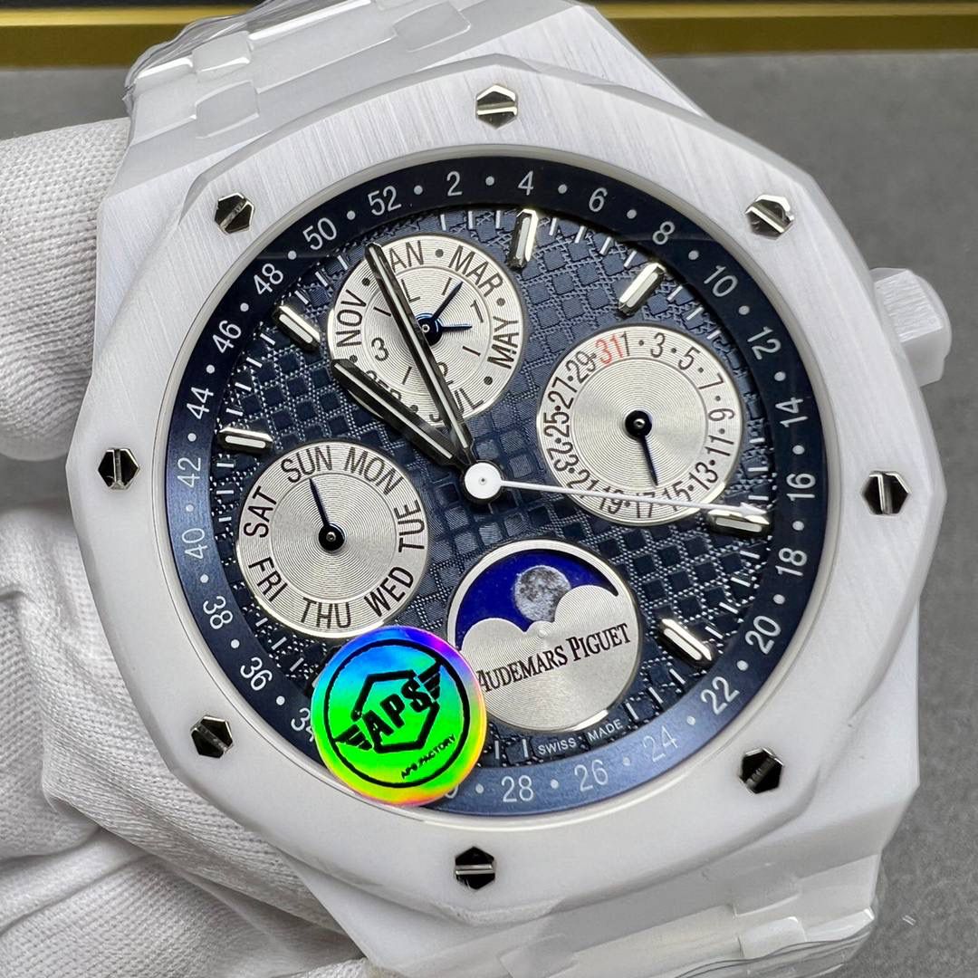 新品AP26579白陶瓷，皇家橡树系列在“Grande Tapisserie”大格纹装饰表盘上，日期、星期、月份、月相，和四个眼睛的位置与原装同步，（区别普通版本四个眼镜紧缩在一起）并以真实的月球图像显示天文精确月相，形成鲜明对比，直径41mm，复刻一体机5134自动上链机芯，厚度10.5mm（区别市面普通版本14mm ）所有功能真实可用，更薄 更像 ！🔥🔥💯