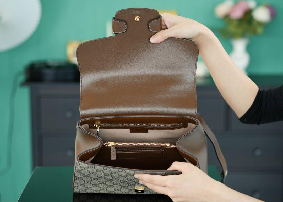 🥯GG Horsebit 1955系列中号手袋 棕色29cm 正品售价,500 𝑯𝒐𝒓𝒔𝒆𝒃𝒊𝒕系列的浓郁复古气息， 继续采用1955经典棕色原厂皮，除了包身的手提设计，另外配有两个不同风格的肩带，三种不同背法，圆润的包型非常适合亚洲女性，继马鞍包之后的又一个大爆款~ 官方款号 702049 尺寸：29x20x13cm