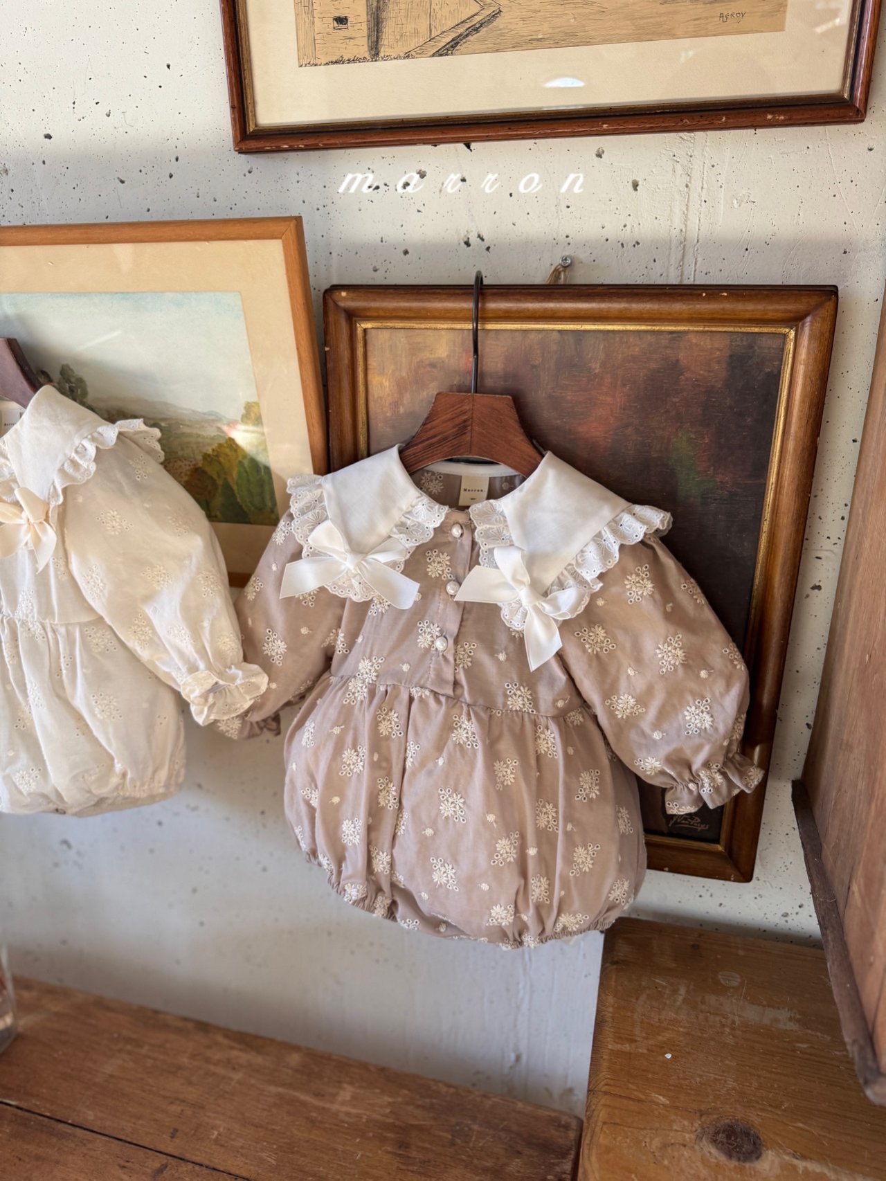 🌸預訂 韓國直送🌸🇰🇷Marron兩色花卉刺繡絲帶蕾絲翻領包屁衣