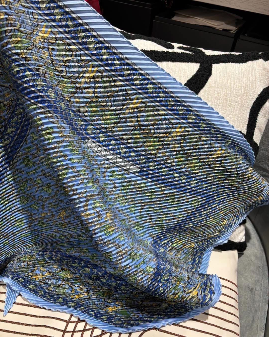 Hermes 百摺三角巾 silk scarf 原價貴‼️ 100%Authentic, 99%New全新未使用品✅box