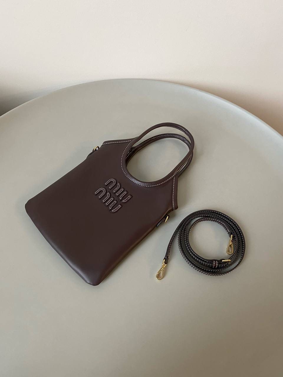 🈶石南木色 𝗠𝗶𝘂𝗠𝗶𝘂托特 缩小版的ivy来噜 真的是除了可爱还是可爱！ 感觉谁背都是萌萌哒hahaha～ 这种siza就不挑身高了，没有局限 还有肩带，除了手拿斜挎也巨好看 容量小包里算不错的了，日常外出足够，能放pro max 20×24cm #F0110m