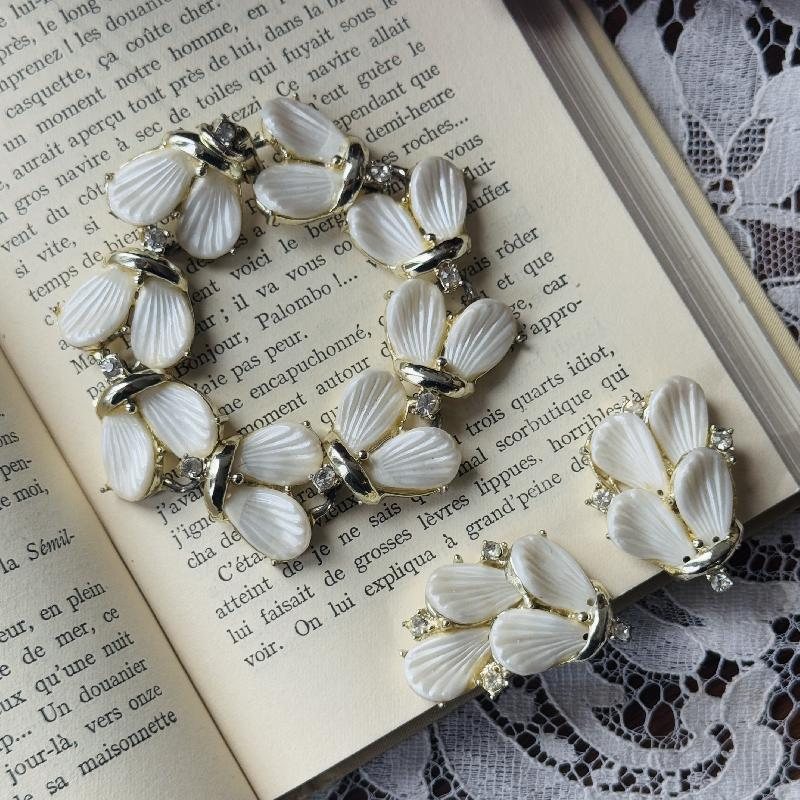 Vintage 1960s Pearlised Shell Shape Lucite Plastic Jewelry Set - Necklace, Bracelet and Clip Earrings (MT2127)