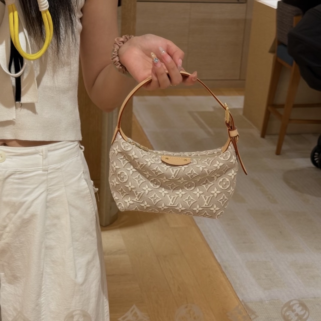 新款🆕接單🍒LV Hills Pochette Bag 奶茶奶油温柔配色 18.5 x 11 x 6.5 cm  