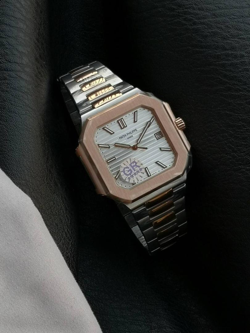 百达翡丽 方形 新系列CUBITUS 5821腕表 亮点特色：1️⃣机芯:搭载定制9015改Cal.26-330 SC一体机，调时不停秒，调时不停秒，摆轮位置均与正品一致，自动上链机芯。2️⃣钢带:316L定制级人体工程学表带，新扣款式。3️⃣表壳:尺寸45毫米厚度仅8.3mm，为表壳对角线长度(即10点位至4点位),因为表壳近似于方形，上下边的宽度会小于这一数值，所以视觉效果并不是很大。 搭配上，5821属于运动风格腕表，日常搭配正装和休闲风格也可以。