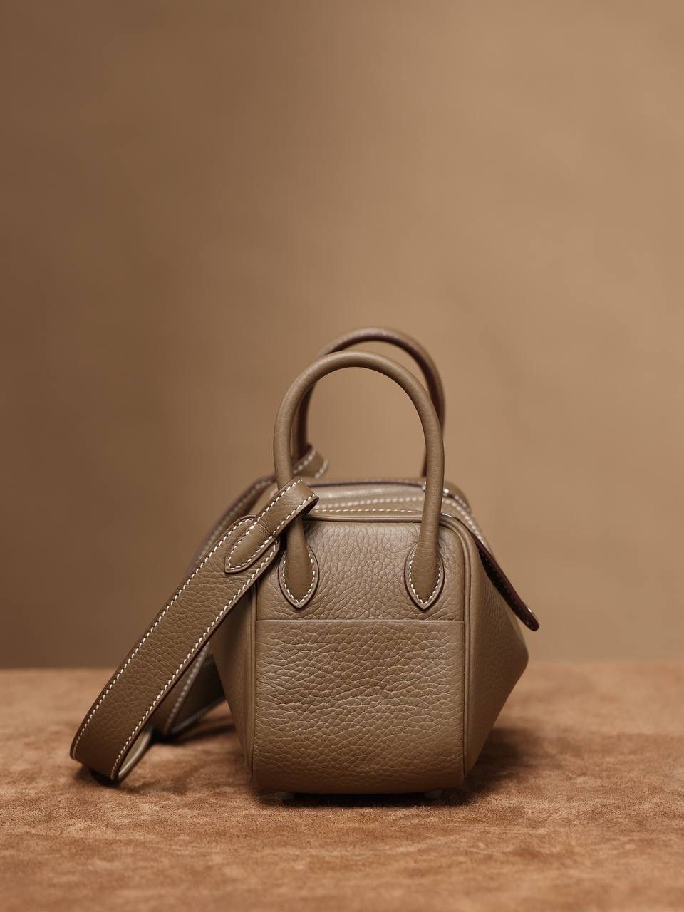 Hermes 爱马仕 Lindy Mini 19cm 大象灰银扣👜✨ Lindy 独家渠道货 独家欧洲原厂皮原厂五金组装的ZP尾单货 尺寸：19*12.5*9cm Lindy是采用原厂的正品TC皮，什么是TC皮？ 爱马仕专用的clemence,简称tc皮，是Hermes最受欢迎的皮革之一，颜色会比Togo少一些，但是纹路比Togo细腻，含油更高，更软，因此稍稍有些下垂感的特点。