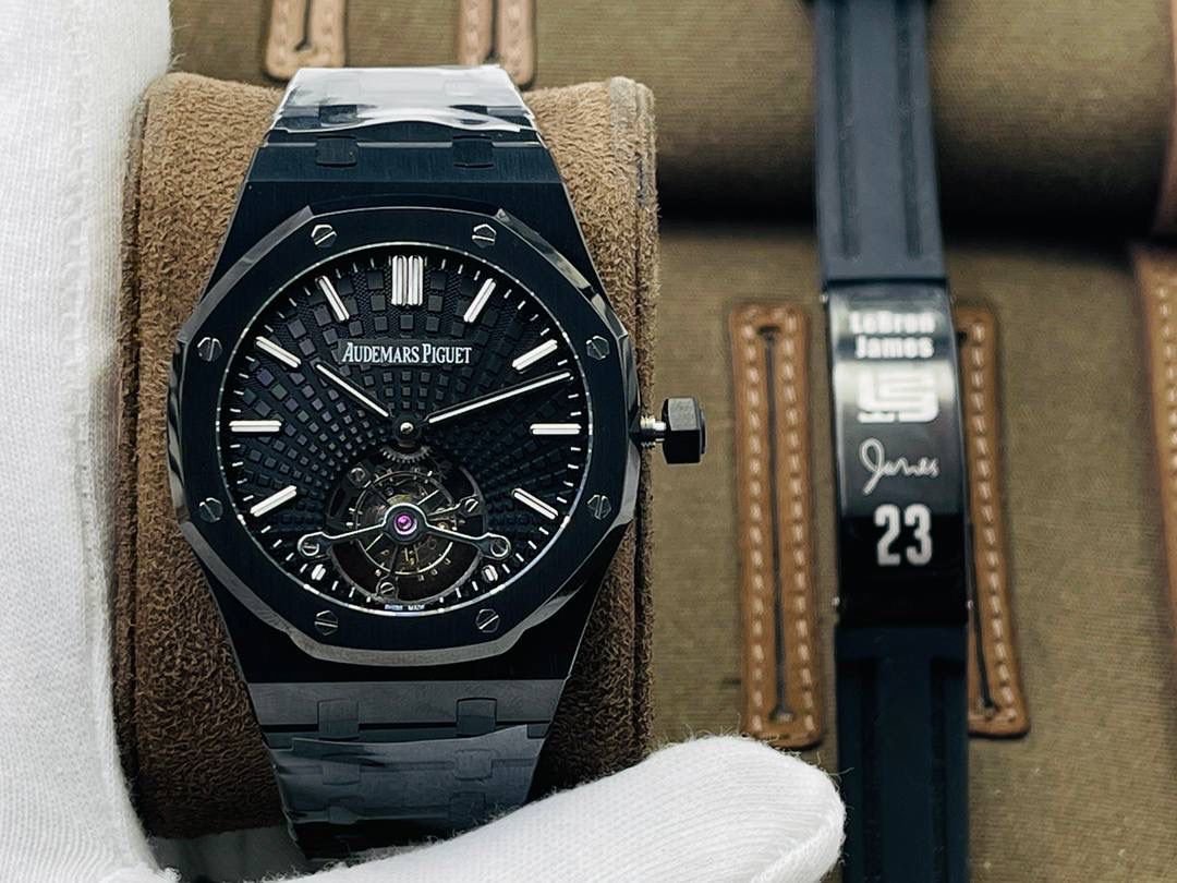 爱彼A P皇家橡树陀飞轮精品腕表 升级细节🔥 1⃣️独家订制Cal.2924机芯，动力储存68小时！ 2⃣️腕表依旧保留的八角形表圈、标志性的六角形螺丝以及经典表带！ 3⃣️皇家橡树系列超薄陀飞轮腕表在经典的“Tapsisserie”格纹上进行再度创新，形成了新的格纹“Tapisserie Evolutive”！熟悉又陌生的表盘格纹装饰带来全新观感，成为这款腕表的点睛之笔。 4⃣️表壳直径为41毫米，厚度为11.2毫米！
