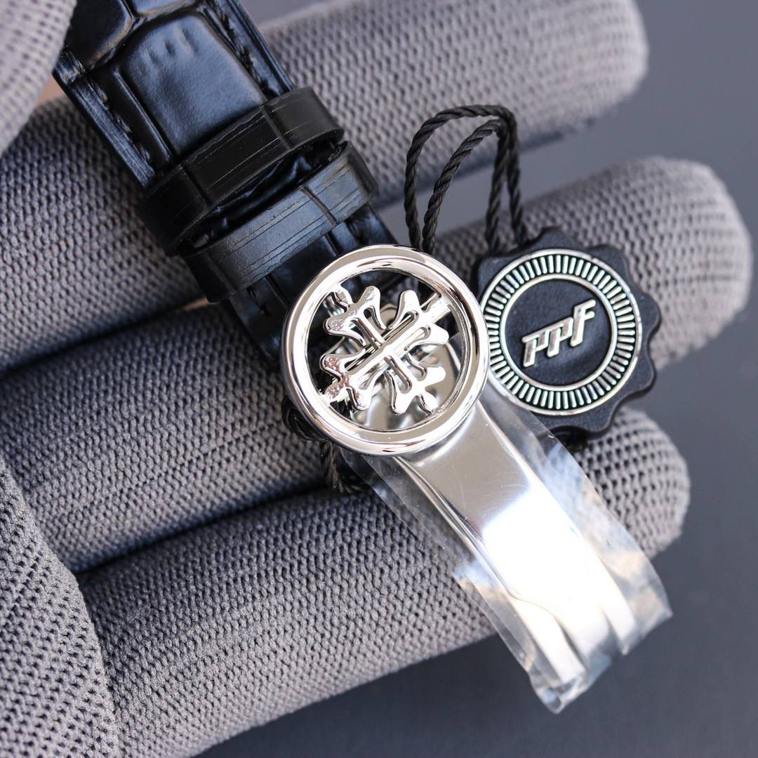 百达翡丽5159万年历腕表✨ 儒雅登场 38mm黄金尺寸+百搭表耳，大小手腕都适配，商务正装露半节超显贵气💼，上手舒适有分量，成功人士标配，戴出排面与底气🤩 ✅表壳精磨细造，温润如玉质感拉满 ✅冲压后盖衔接清脆，防水性能升级 ✅刻度指针贵金属电镀，质感更出众 ✅锅盖型微凸蓝宝表镜，通透辨时准 ✅贵金属钢印立体清晰，细节超规范 🔥定制Cal.324一体机芯｜更薄更稳，仿真度拉满 🎩意大利小牛皮表带+顶级灯笼表扣，通用原装，正装儒雅范儿拉满，人生赢家必备款！