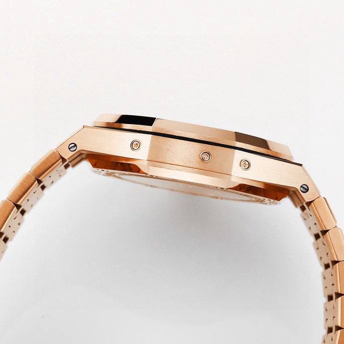 🚀爱彼 皇家橡树系列 ，复杂功能万年历腕表。型号：26574ST.OO.1220ST.01 业内唯一实现原版功能。💯 贵族钟表 爱彼皇家橡树系列万年历腕表，高贵优雅的蓝盘配上冷艳精钢表壳，完美体现爱彼美学设计及复杂功能的极高技术。 表壳采用316L精钢，直径41毫米. 厚度11.4mm。蓝色表盘镌刻“Grande Tapisserie”大格纹装饰，蓝色表盘，立体时标、刻面指针覆盖夜光涂层。三个显示日历功能的副表盘以及月相显示盘对称分布于表盘之上，井然有序地显示出小时、分钟、星期、日期、周历、月份、月相和闰年信息。真正唯一对版。蓝宝石防眩光处理让整体手表更加通透明亮。 搭载9015一比一改装定制还原Calibre 5134自动上链机芯。堪称毕业的产品。 这枚腕表的编号是Ref. 26574ST.OO.1220ST.01